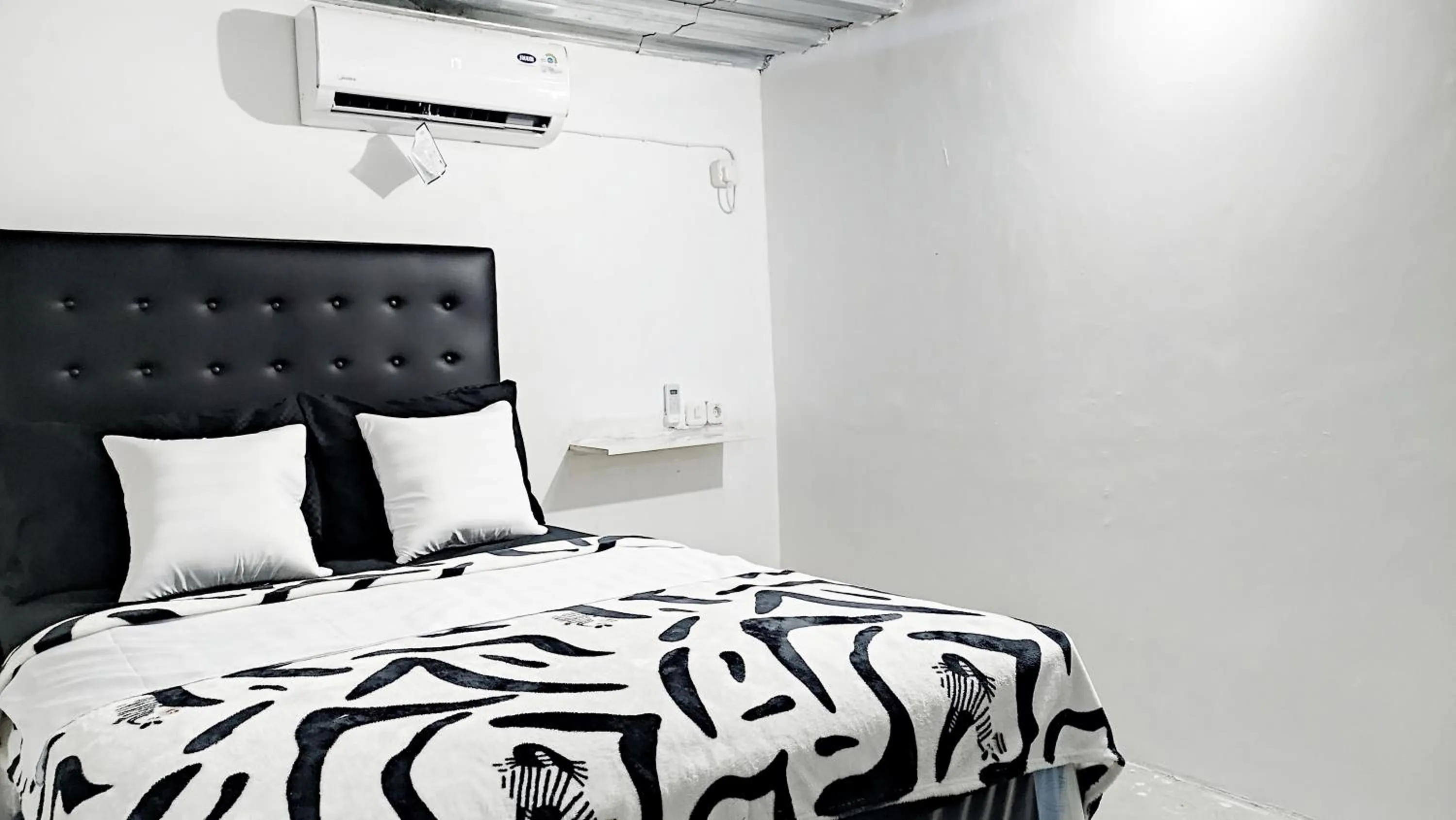 Bathroom, Bed in Kost Harian Semarang Murah