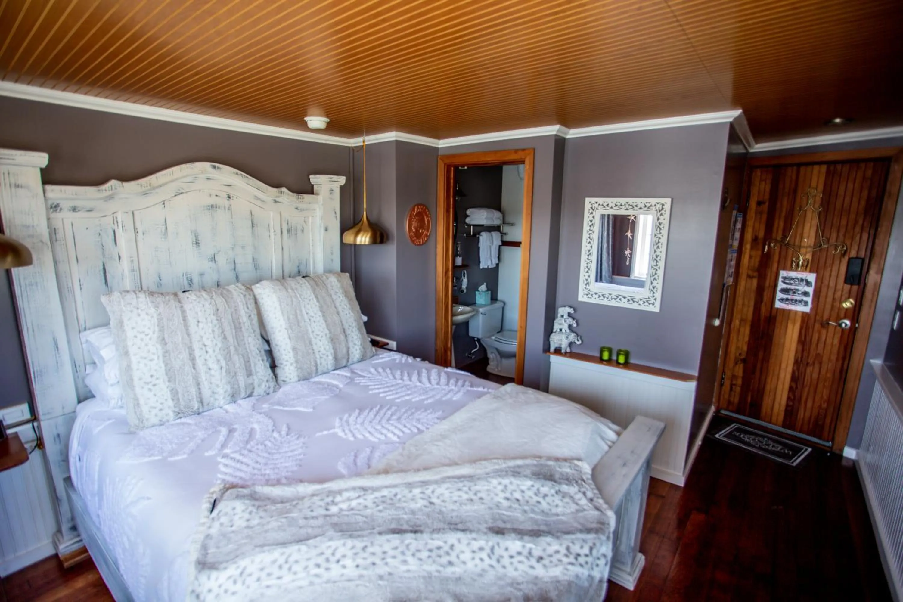 Photo of the whole room, Bed in The Newport Belle