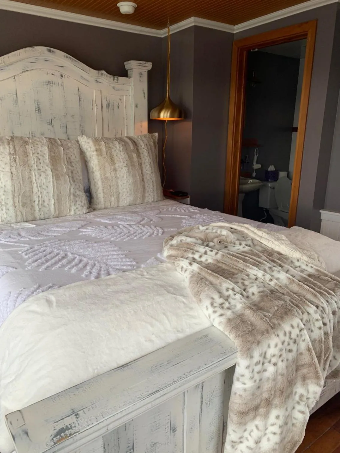 Photo of the whole room, Bed in The Newport Belle