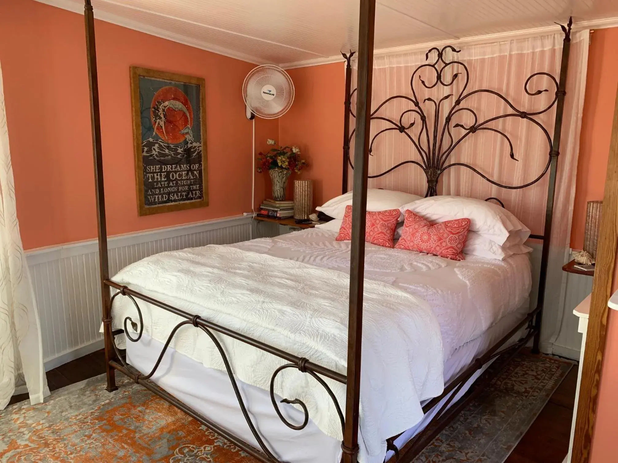 Deluxe Queen Room in The Newport Belle Deluxe Queen Room in The Newport Belle