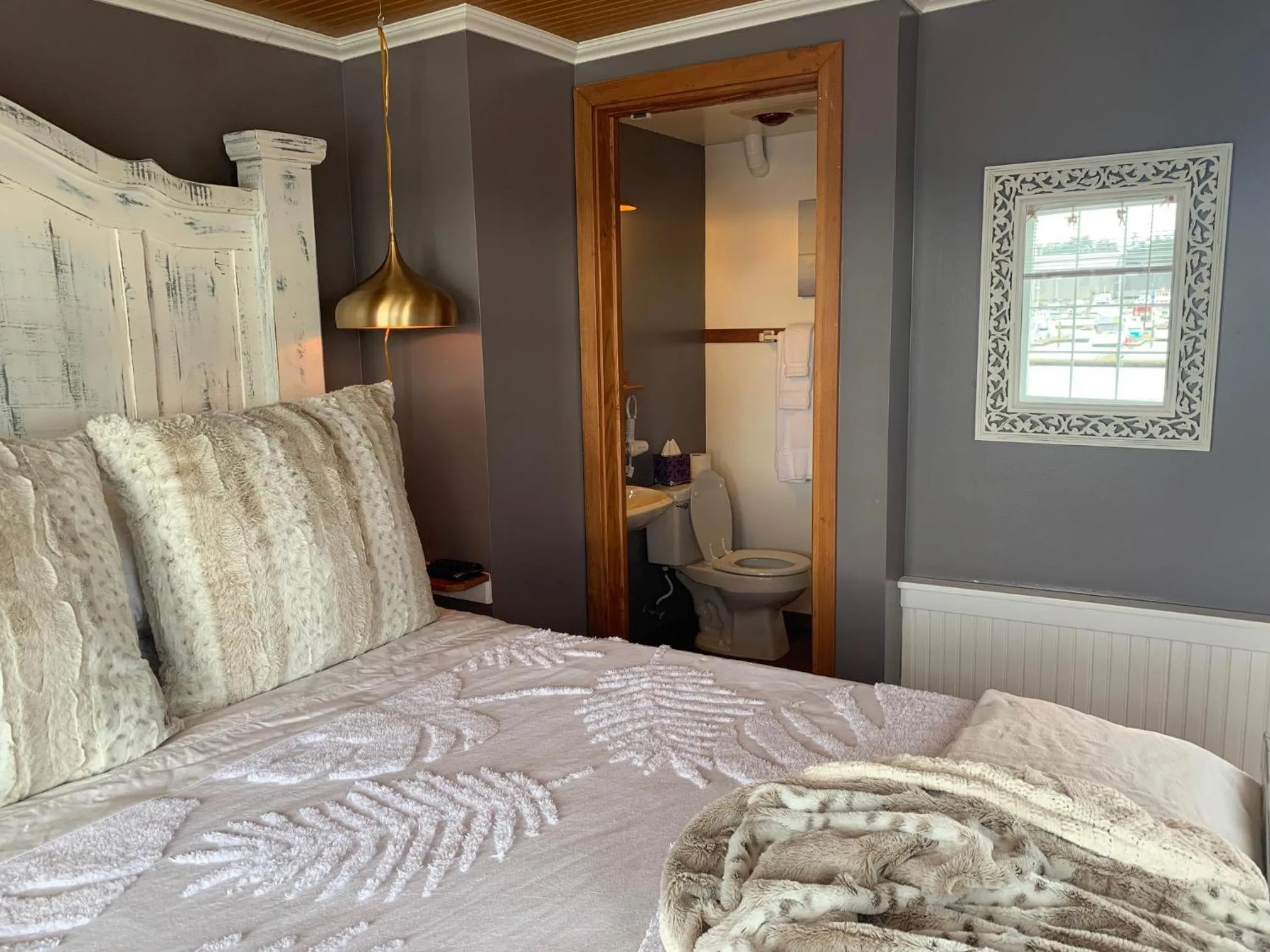 Photo of the whole room, Bed in The Newport Belle