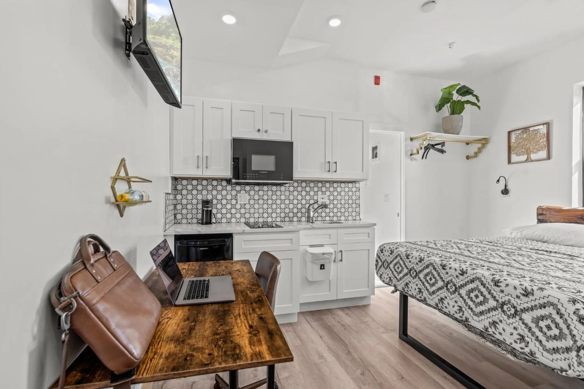 TV and multimedia in Goodseed Suites Philadephia Center