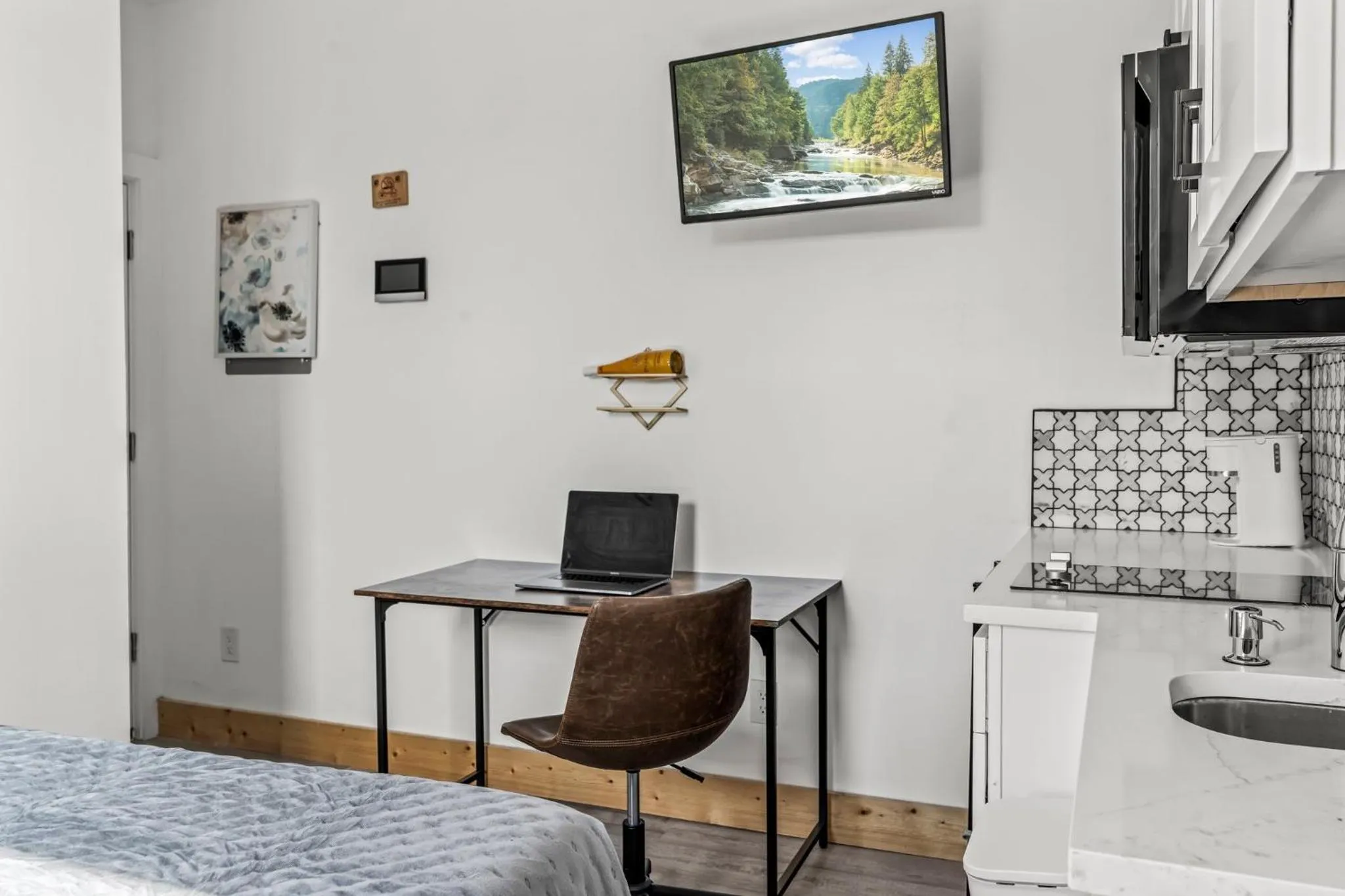 TV and multimedia in Goodseed Suites Philadephia Center