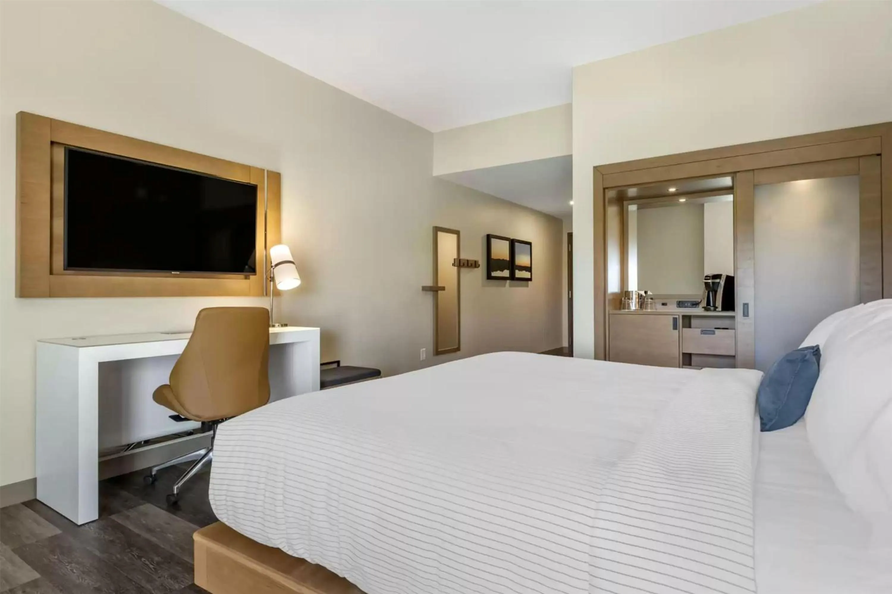 Bedroom, Bed in DoubleTree by Hilton Greenville Woodruff Road