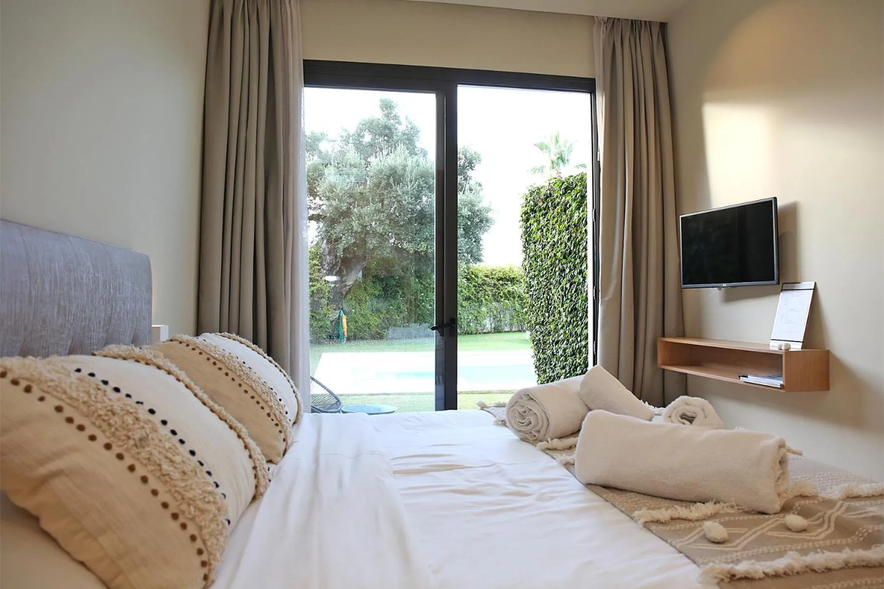 Pool view, Bed in Casa Bodhi Boutique Hotel & Spa