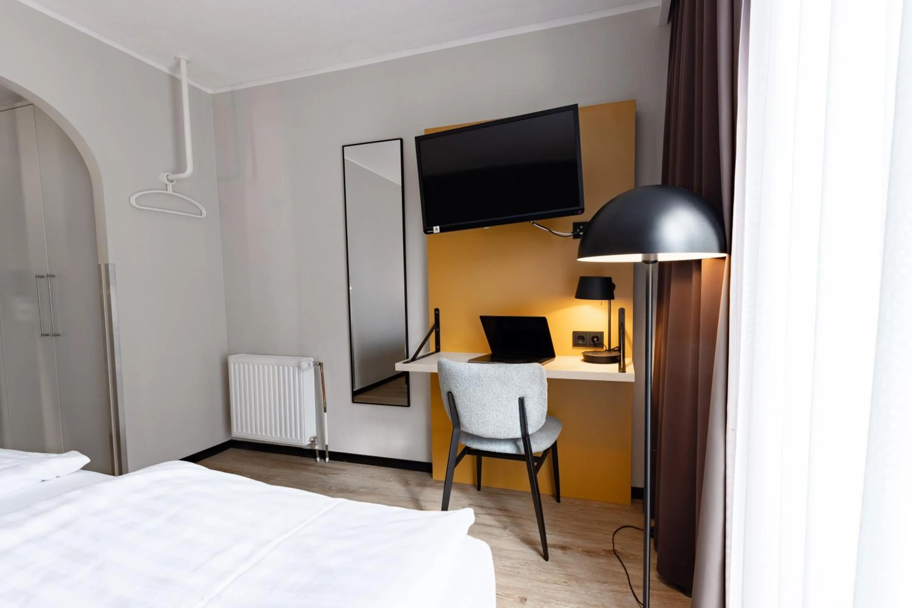 Photo of the whole room, Bed in Garner Hotel Cologne East by IHG