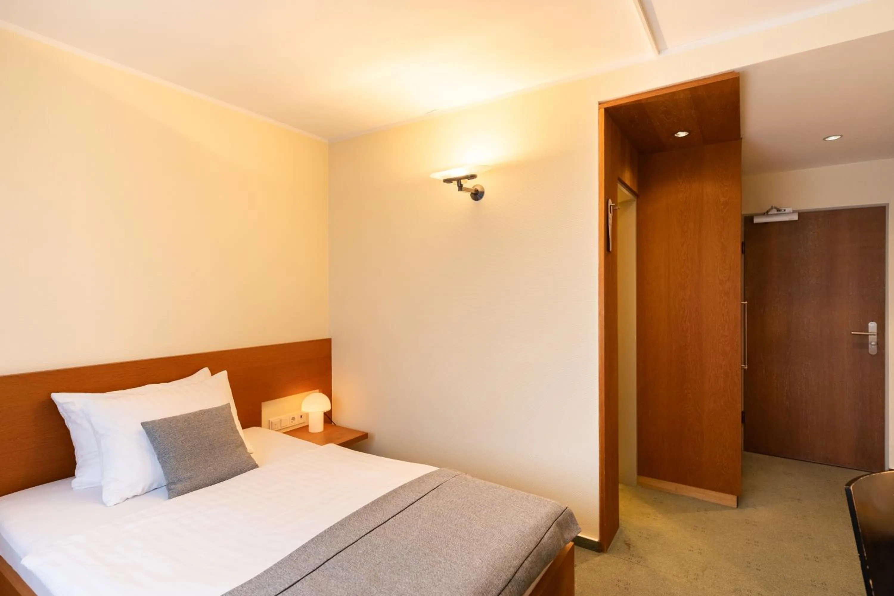 Bed in Select Hotel Silence Garden Köln