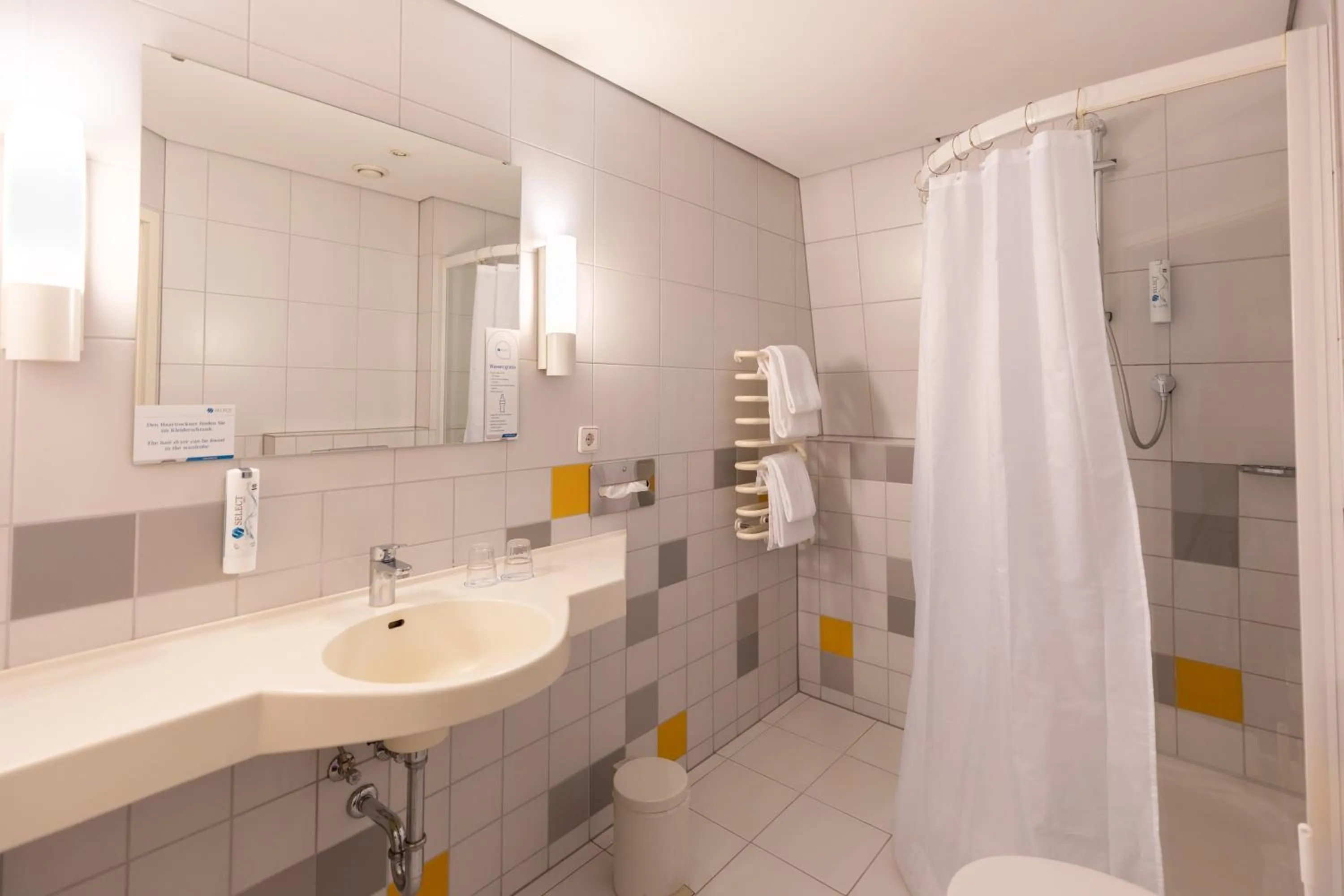 Shower in Select Hotel Silence Garden Köln