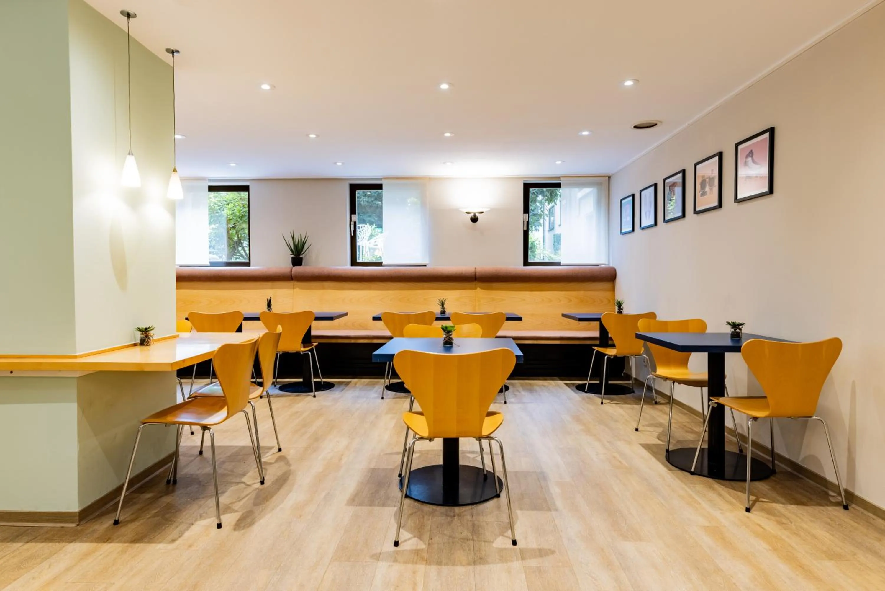 Restaurant/places to eat in Garner Hotel Cologne East by IHG