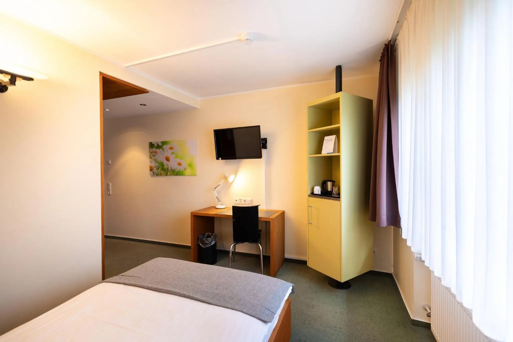 Photo of the whole room, Bed in Garner Hotel Cologne East by IHG