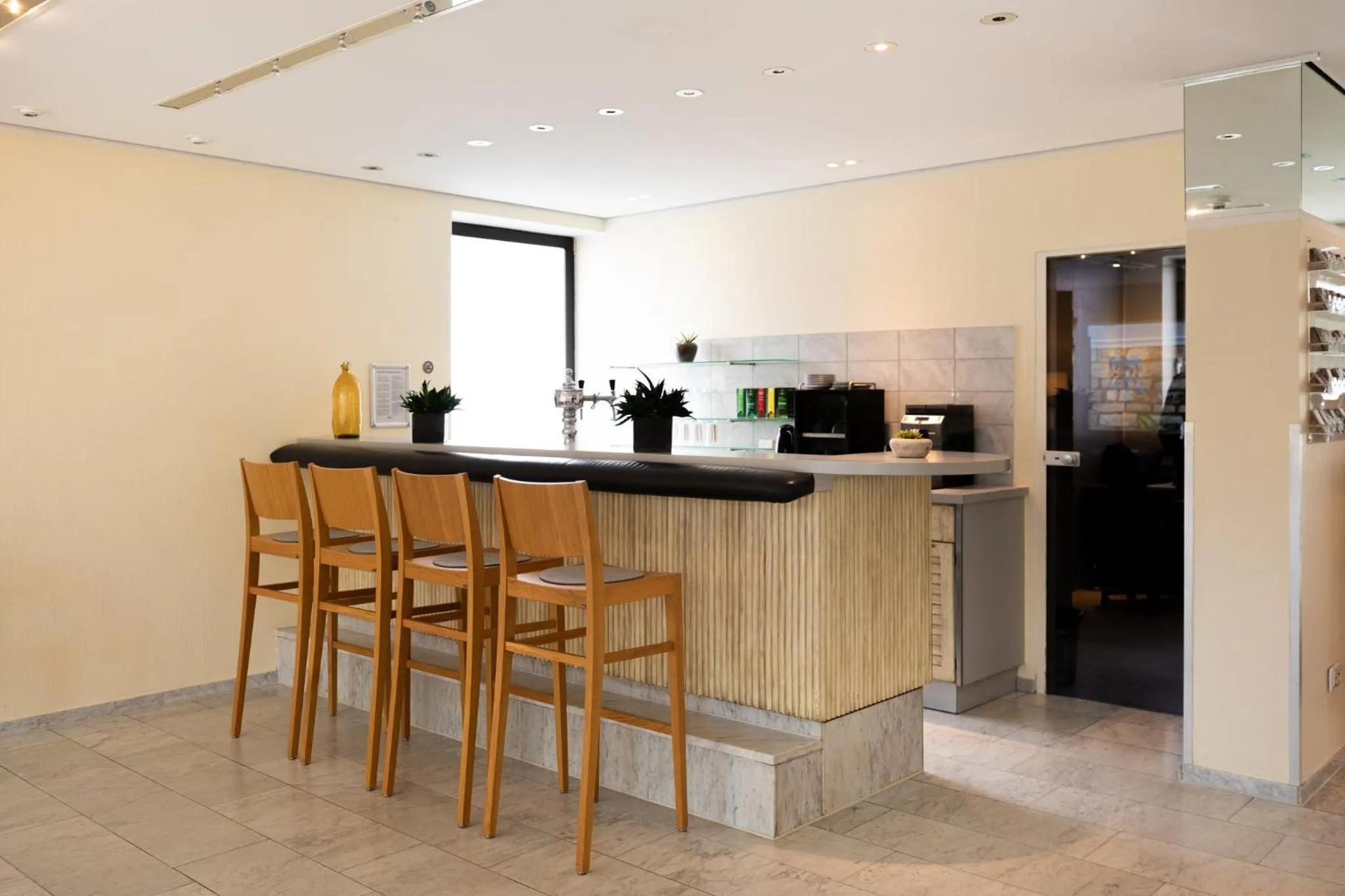 Lounge or bar in Garner Hotel Cologne East by IHG