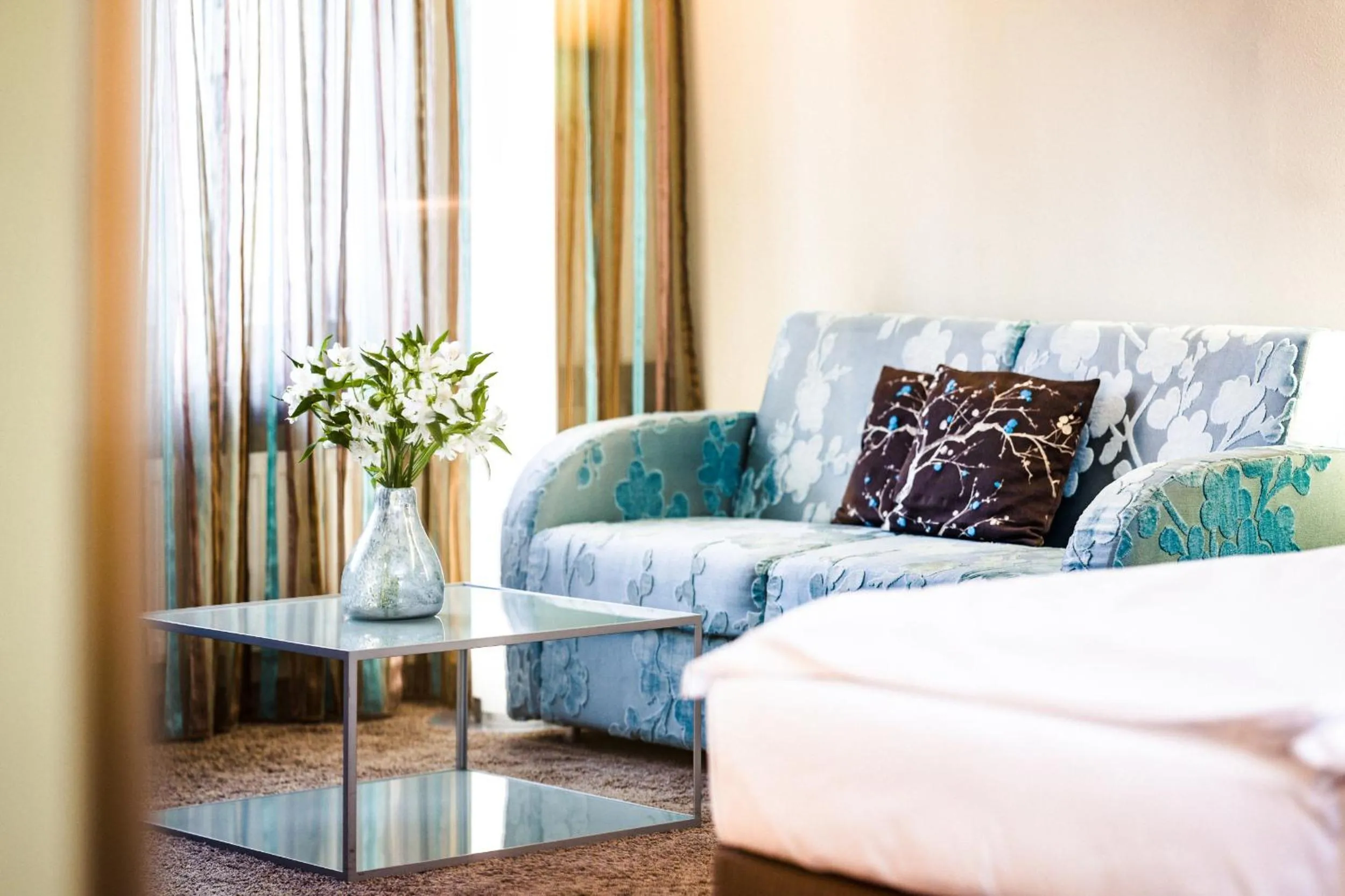 Seating area, Bed in Hotel Der Blaue Reiter