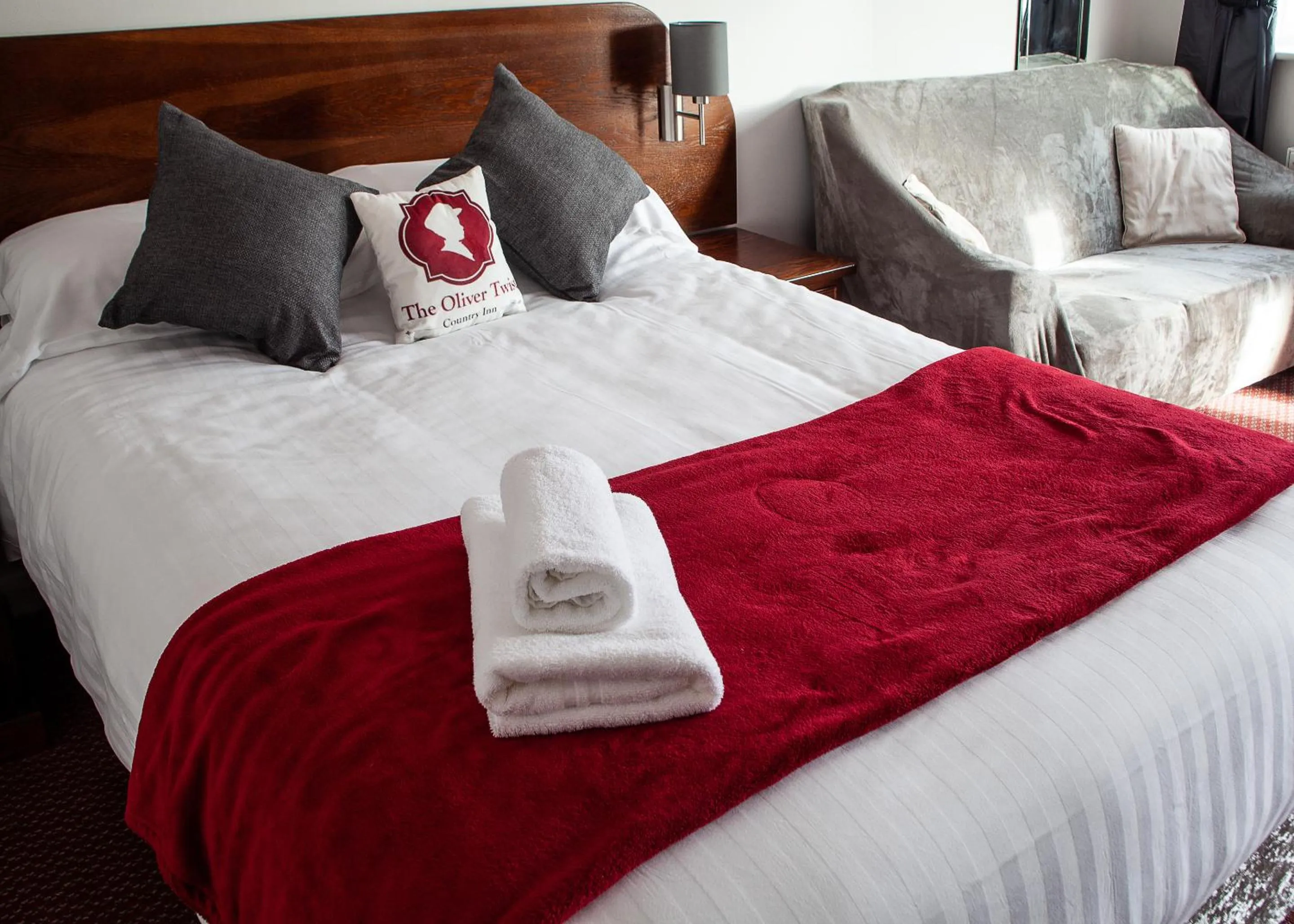 Bedroom, Bed in Oliver Twist Country Inn