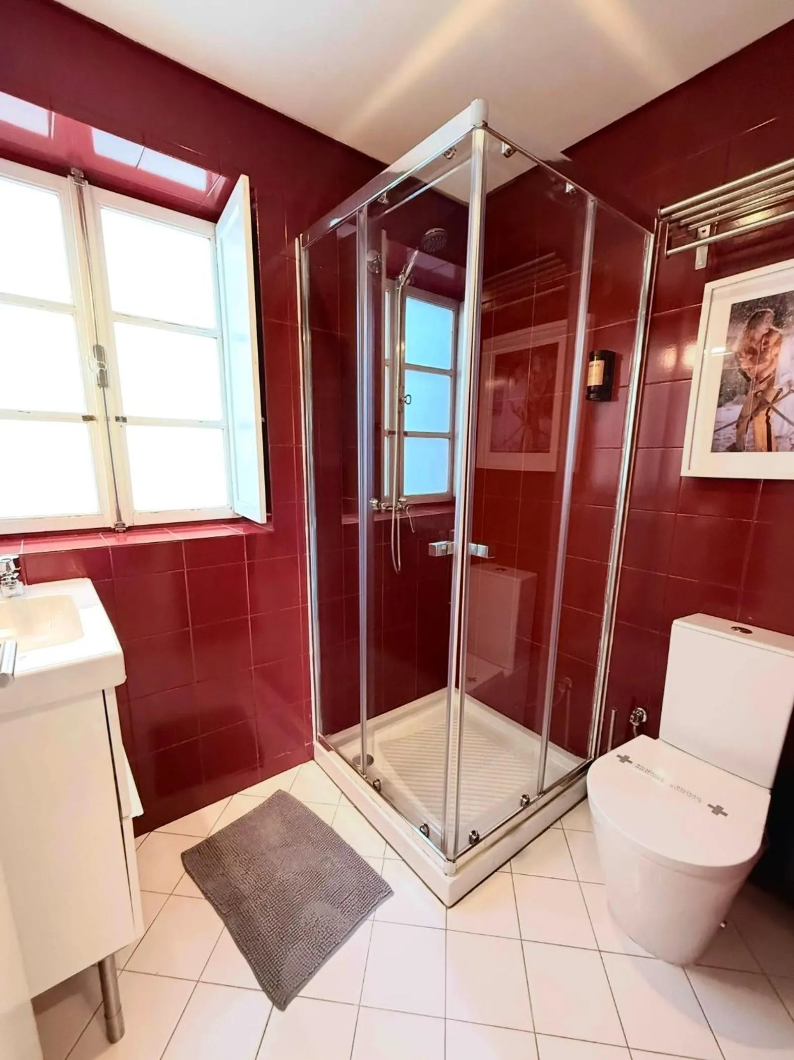 Shower in Ribeira Cinema Apartments