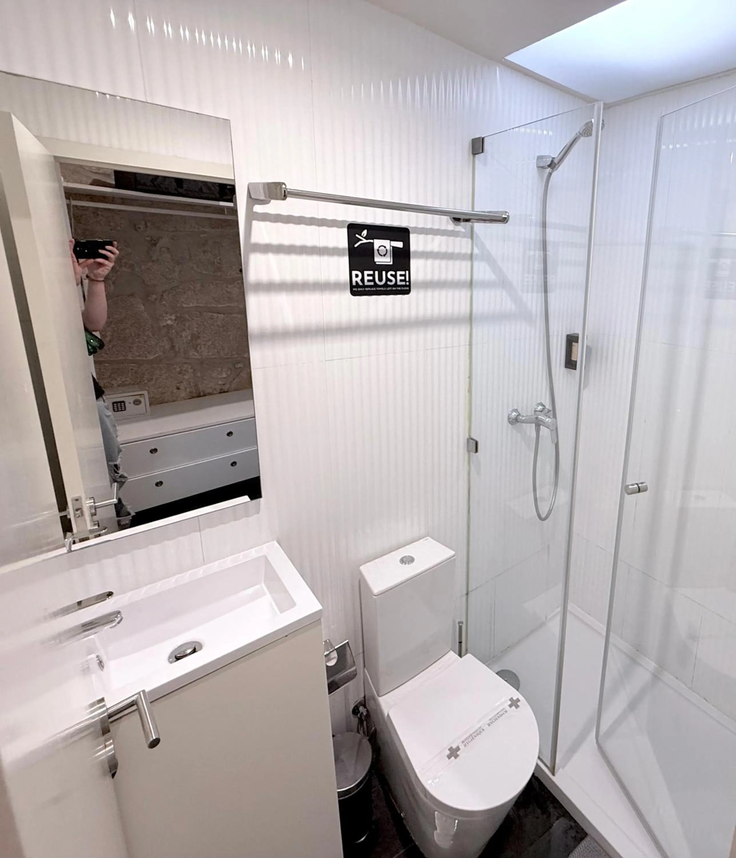 Shower in Ribeira Cinema Apartments