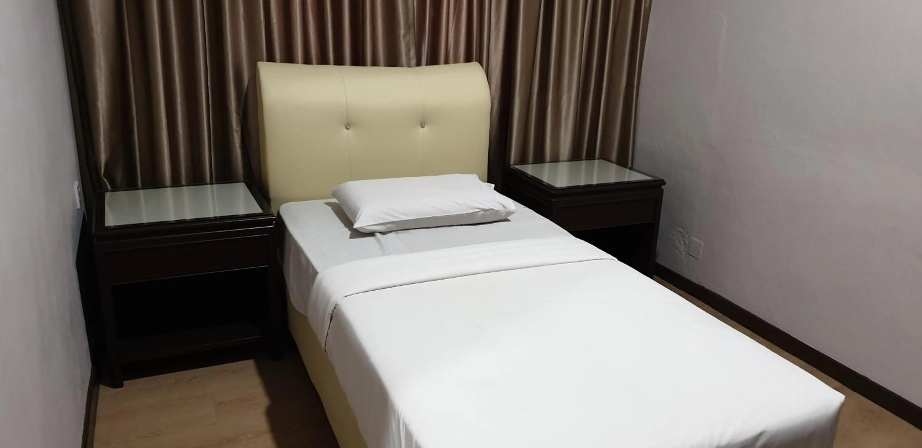 Property building, Bed in Hotel Samila