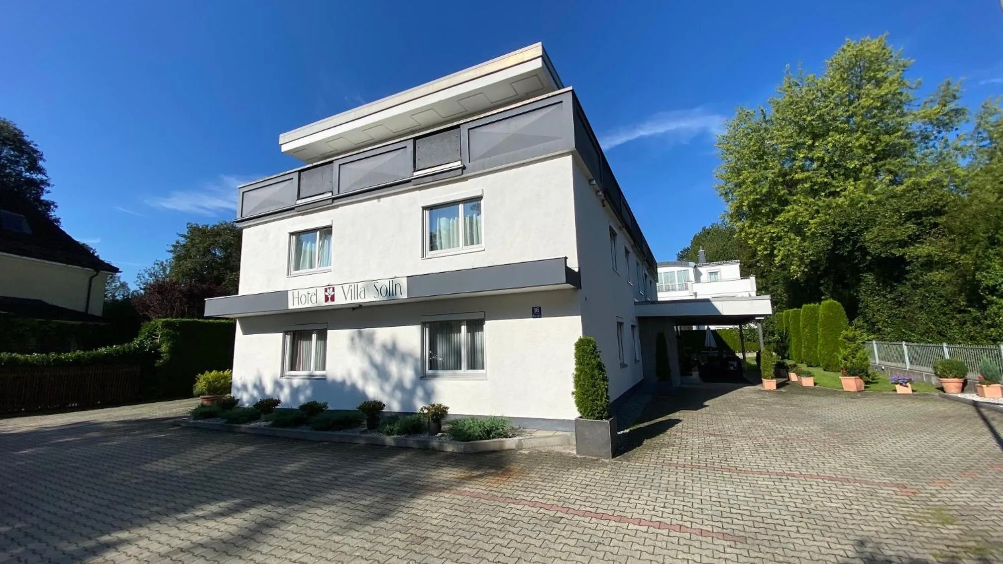 Property building in Hotel Villa Solln - free parking