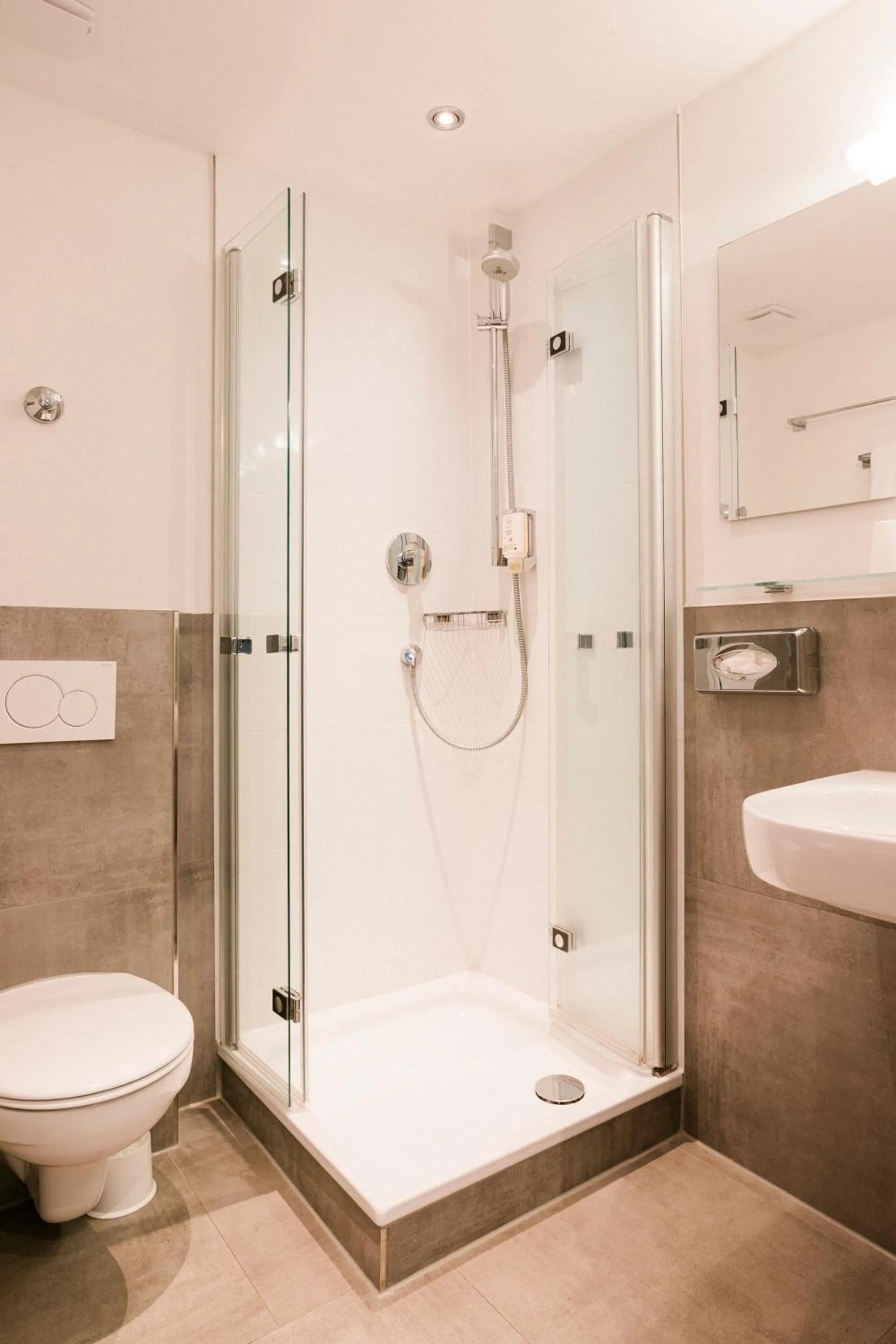 Bathroom in Hotel Villa Solln - free parking
