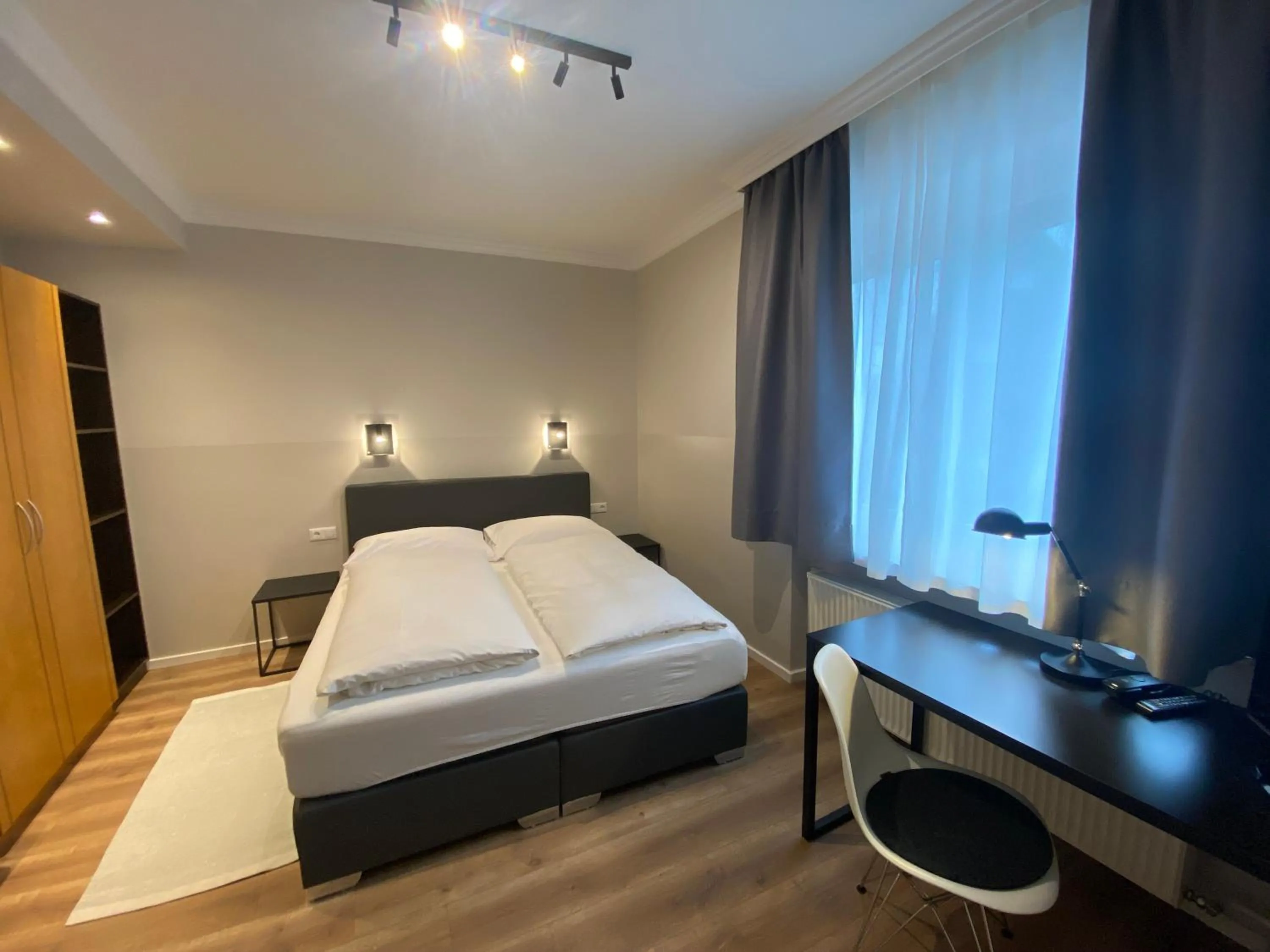 Bed in Hotel Villa Solln - free parking