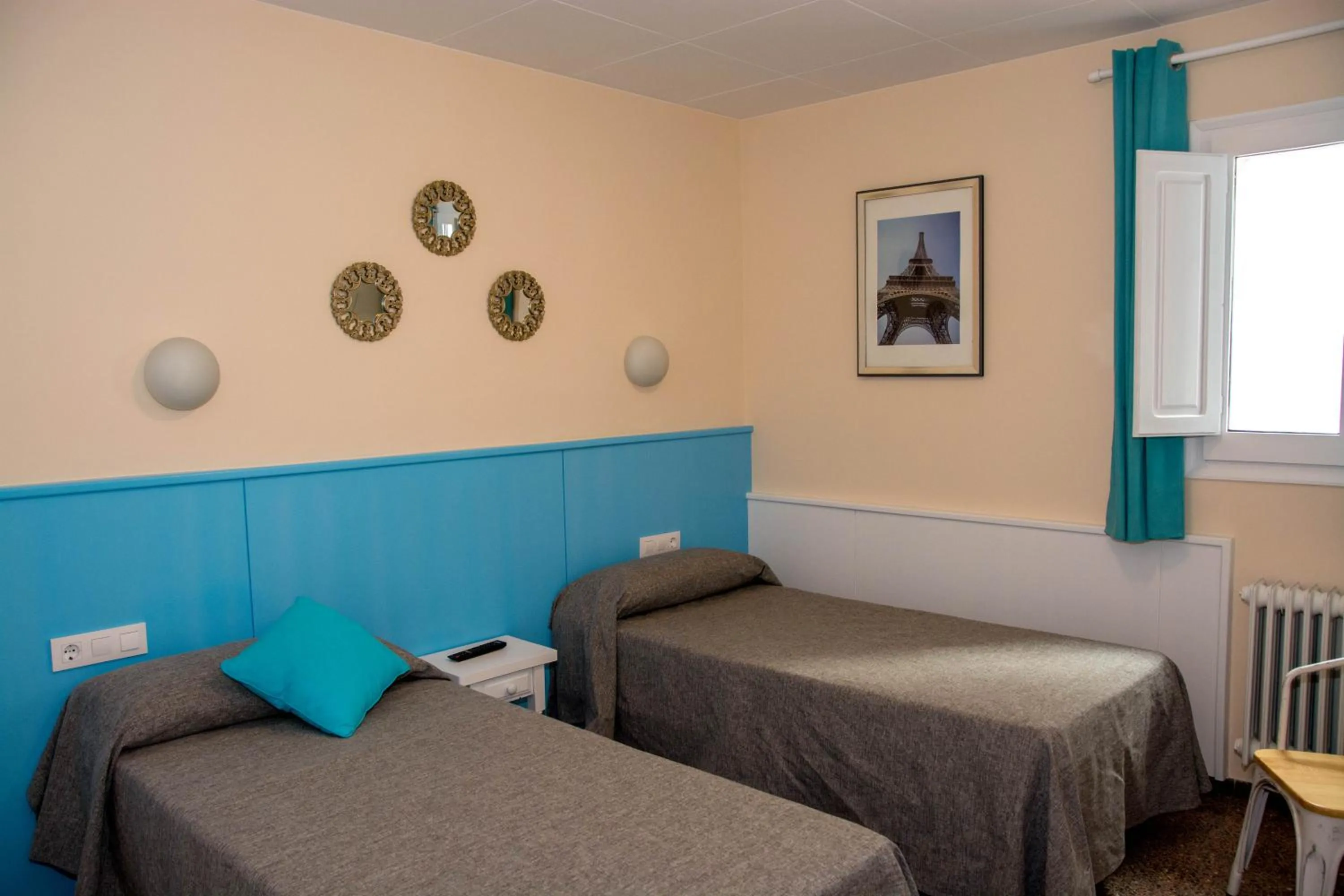 Bed in Hostal Empordà