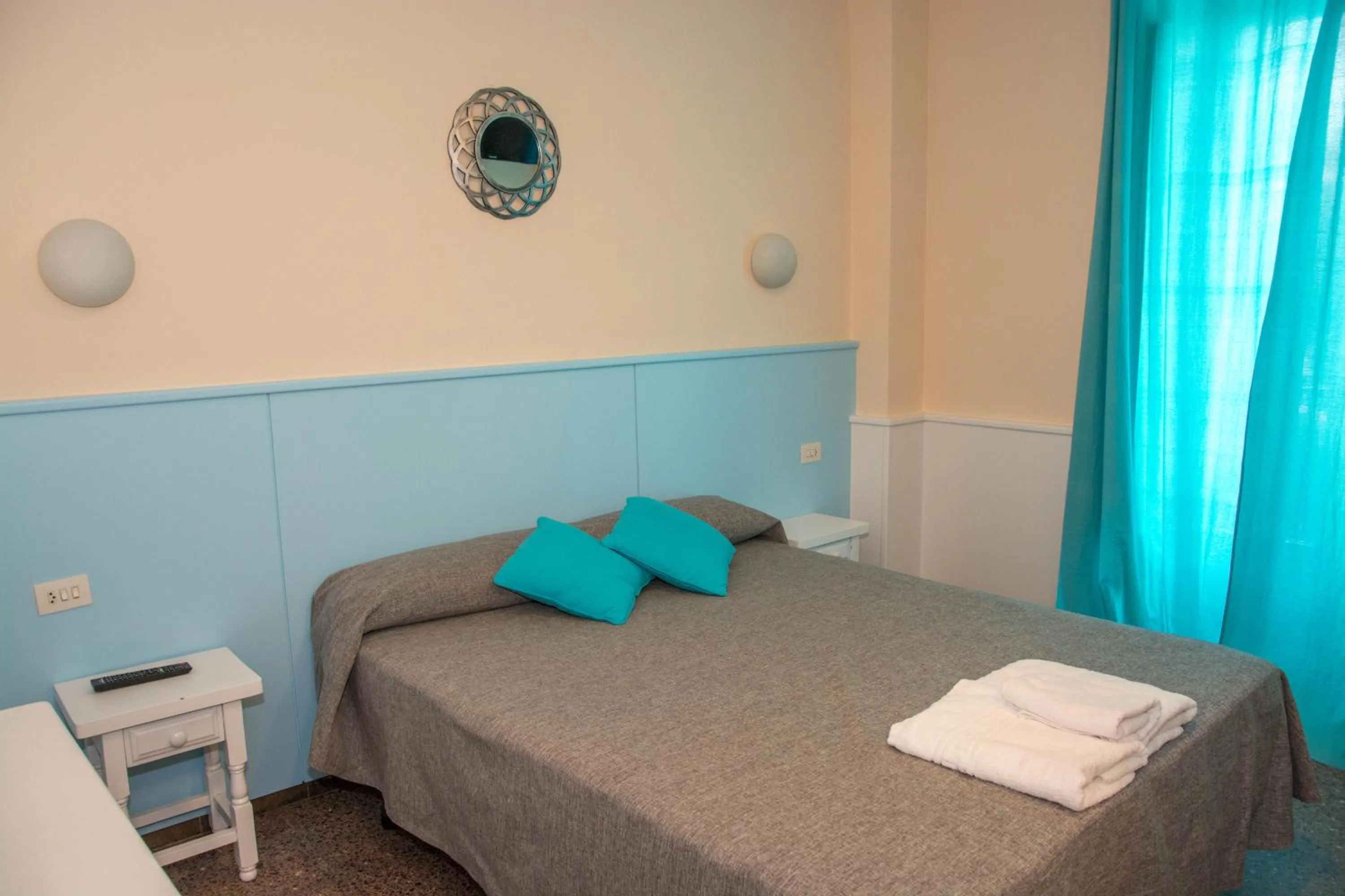 Bed in Hostal Empordà