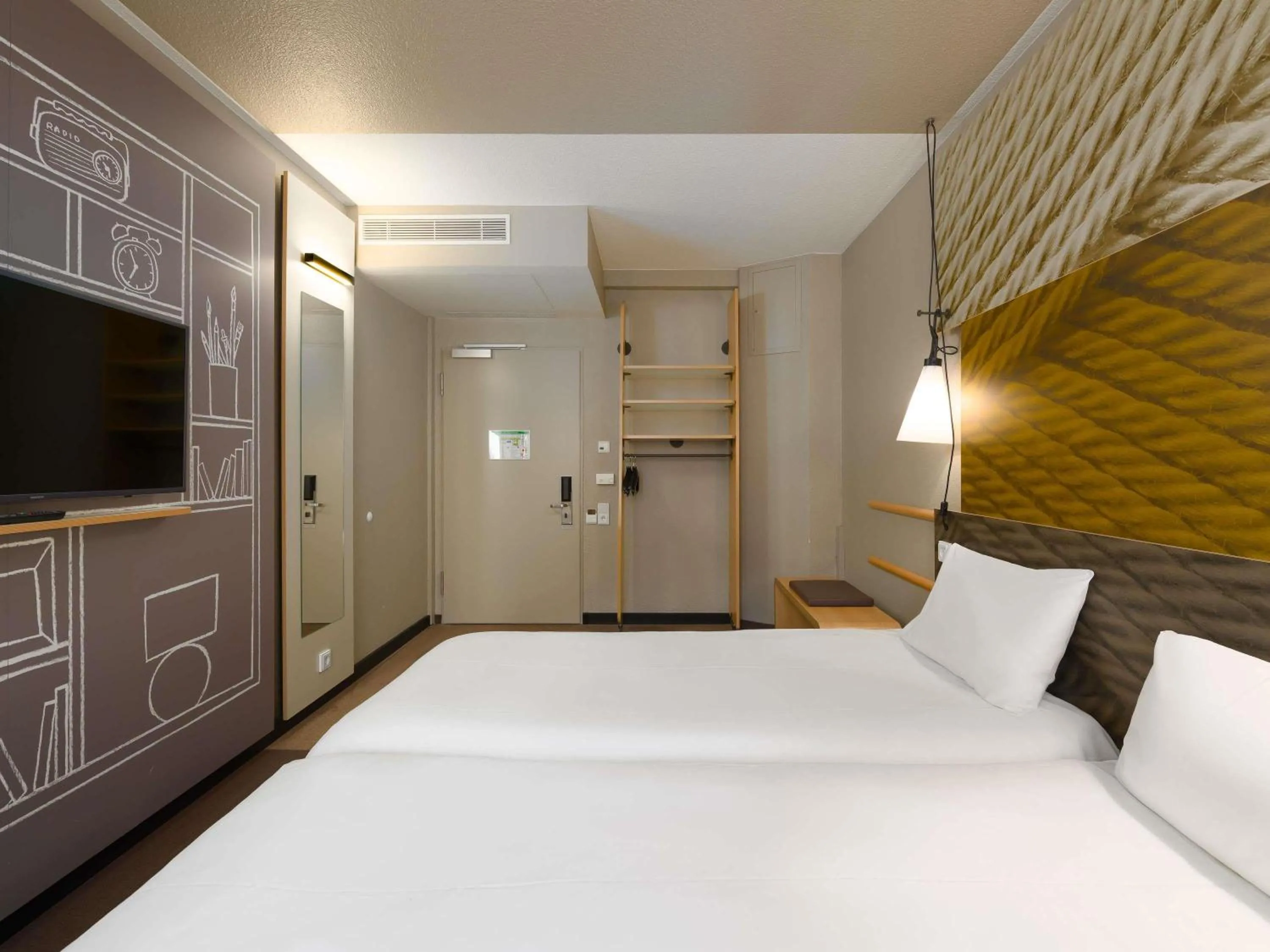 Bedroom, Bed in ibis Hotel Hamburg St. Pauli Messe