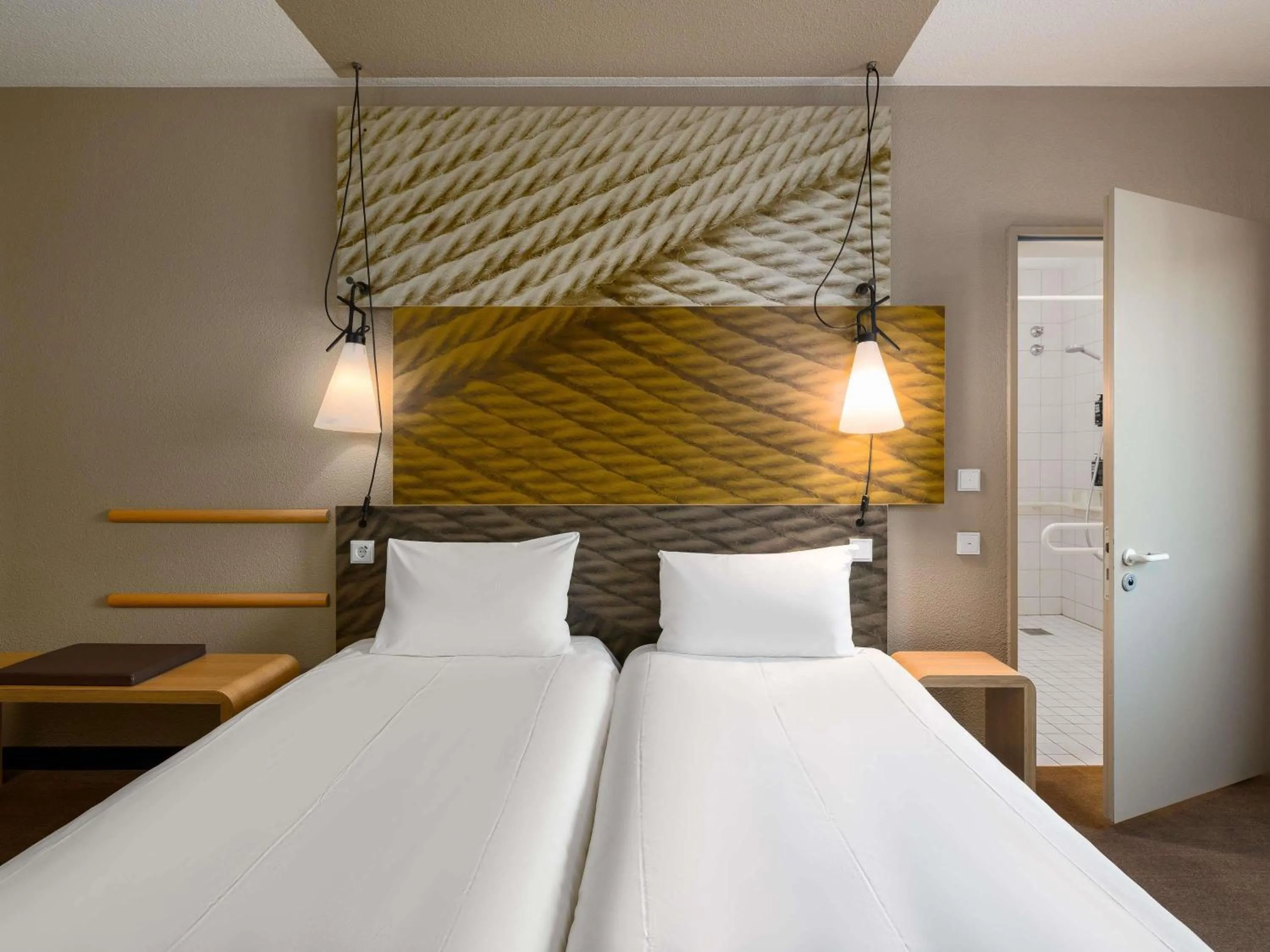 Bedroom, Bed in ibis Hotel Hamburg St. Pauli Messe