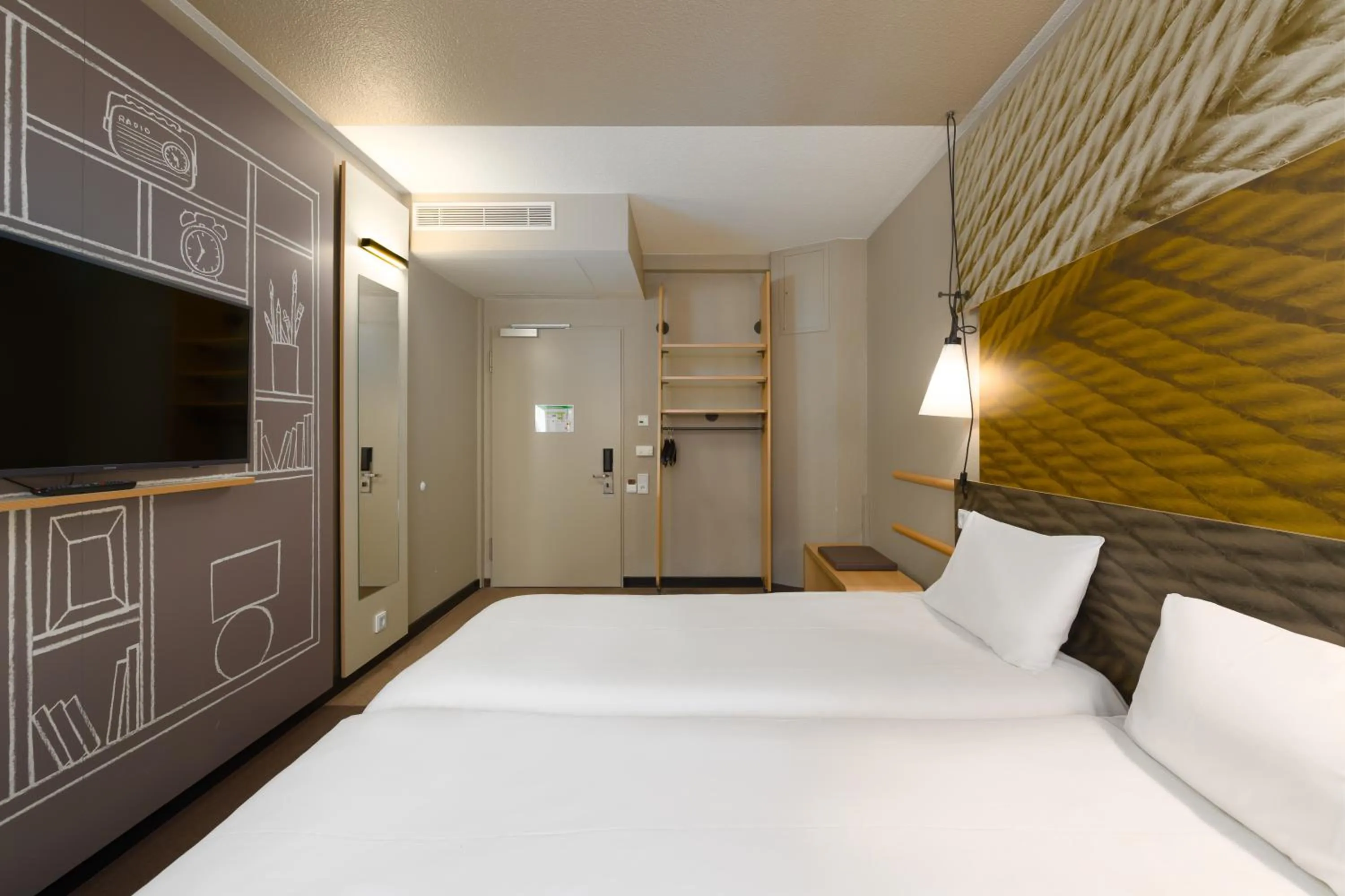 Bathroom, Bed in ibis Hotel Hamburg St. Pauli Messe