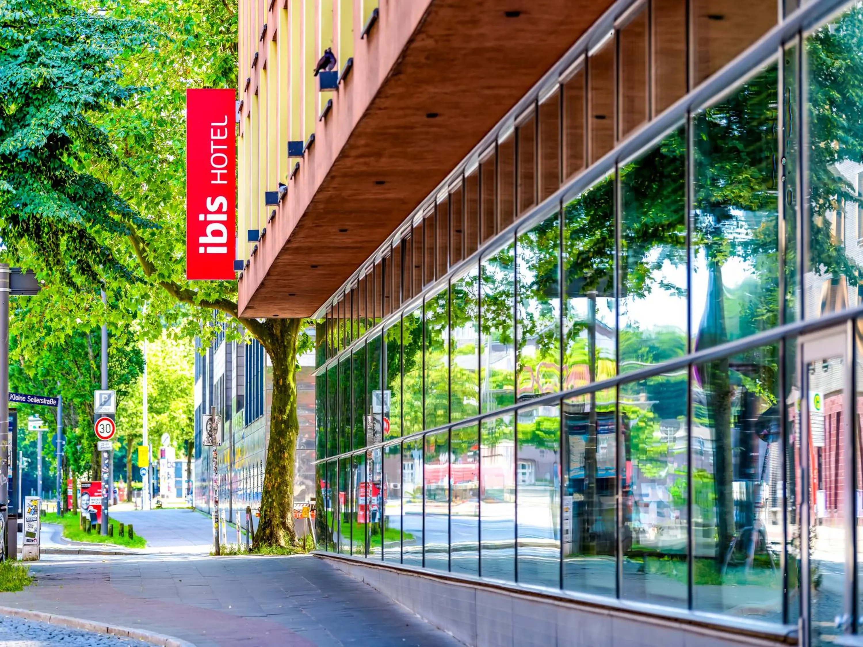 Property building in ibis Hotel Hamburg St. Pauli Messe