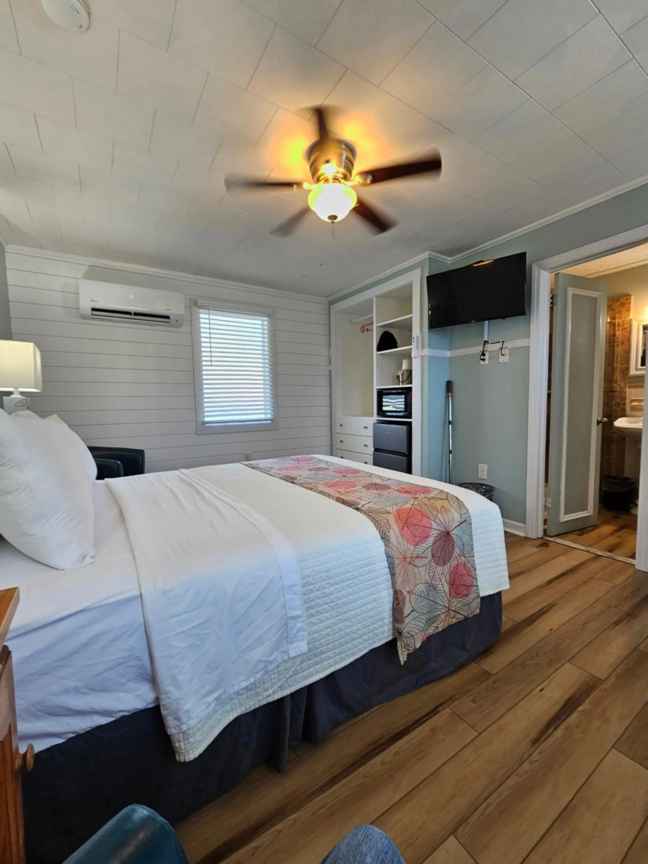 Bed in Island Guesthouse and Motel OBX