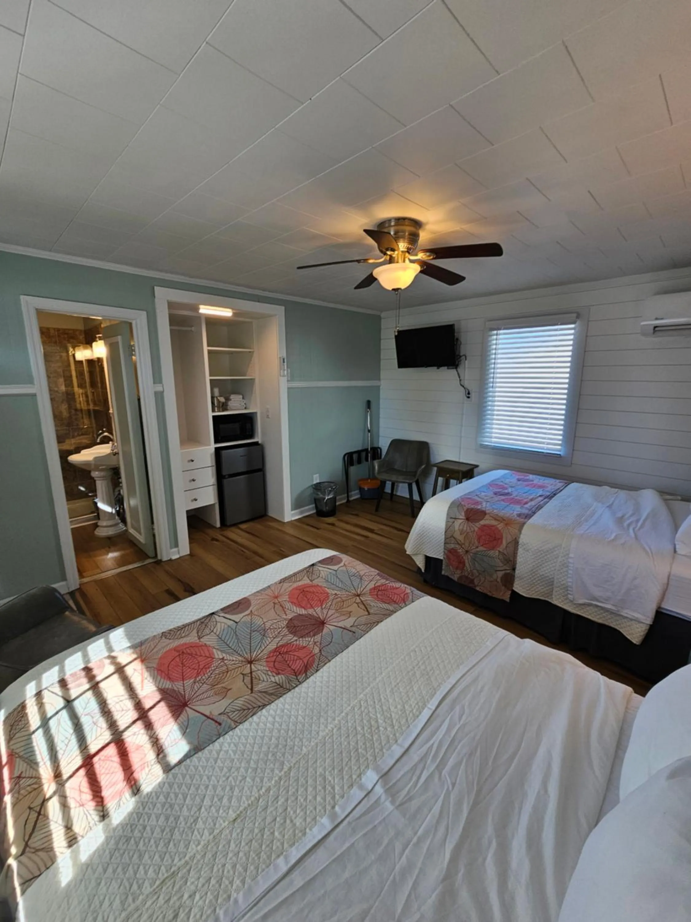 Bed in Island Guesthouse and Motel OBX