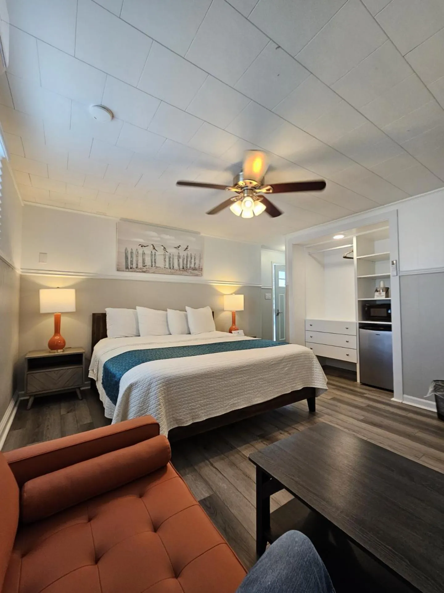 Photo of the whole room, Bed in Island Guesthouse and Motel OBX