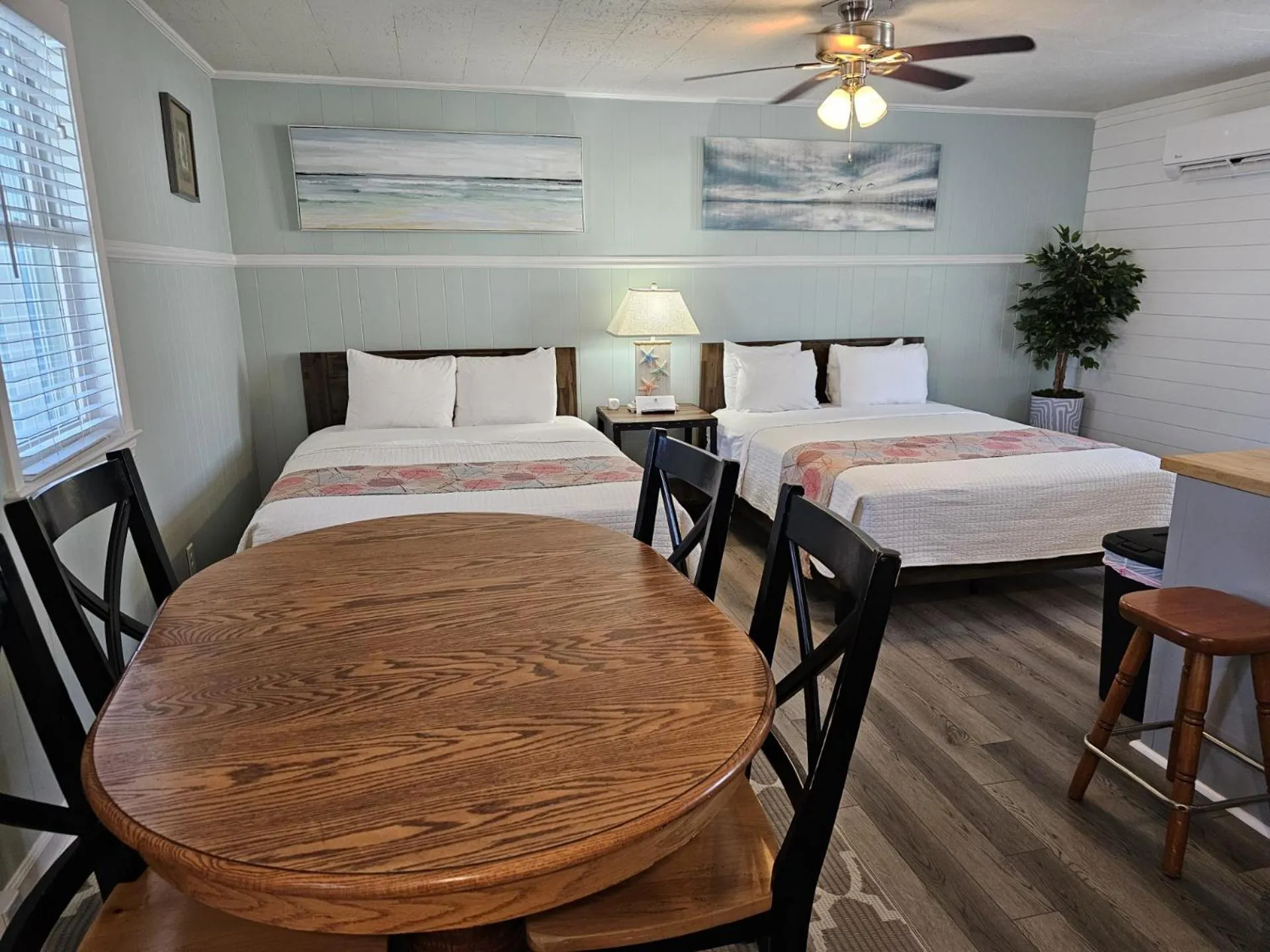 Dining area, Bed in Island Guesthouse and Motel OBX