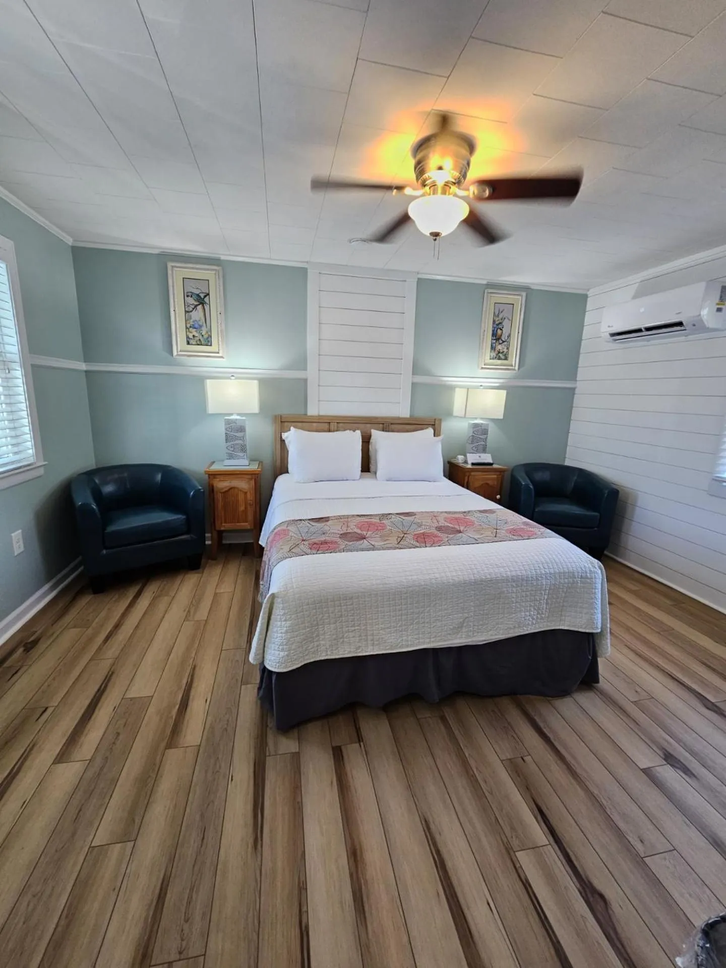 Photo of the whole room, Bed in Island Guesthouse and Motel OBX