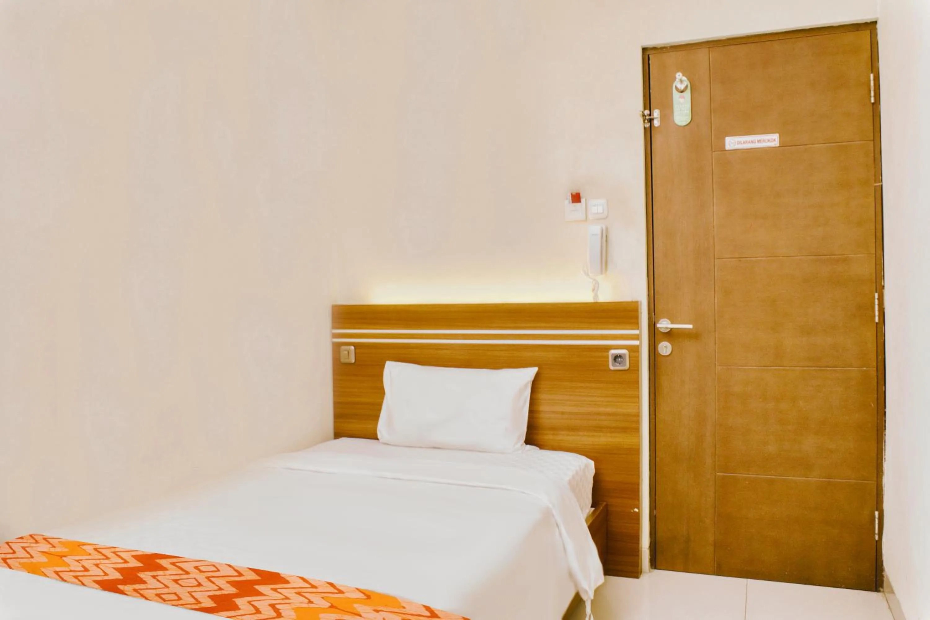 Bedroom, Bed in Gapura Residence Airport Semarang by Sinergi