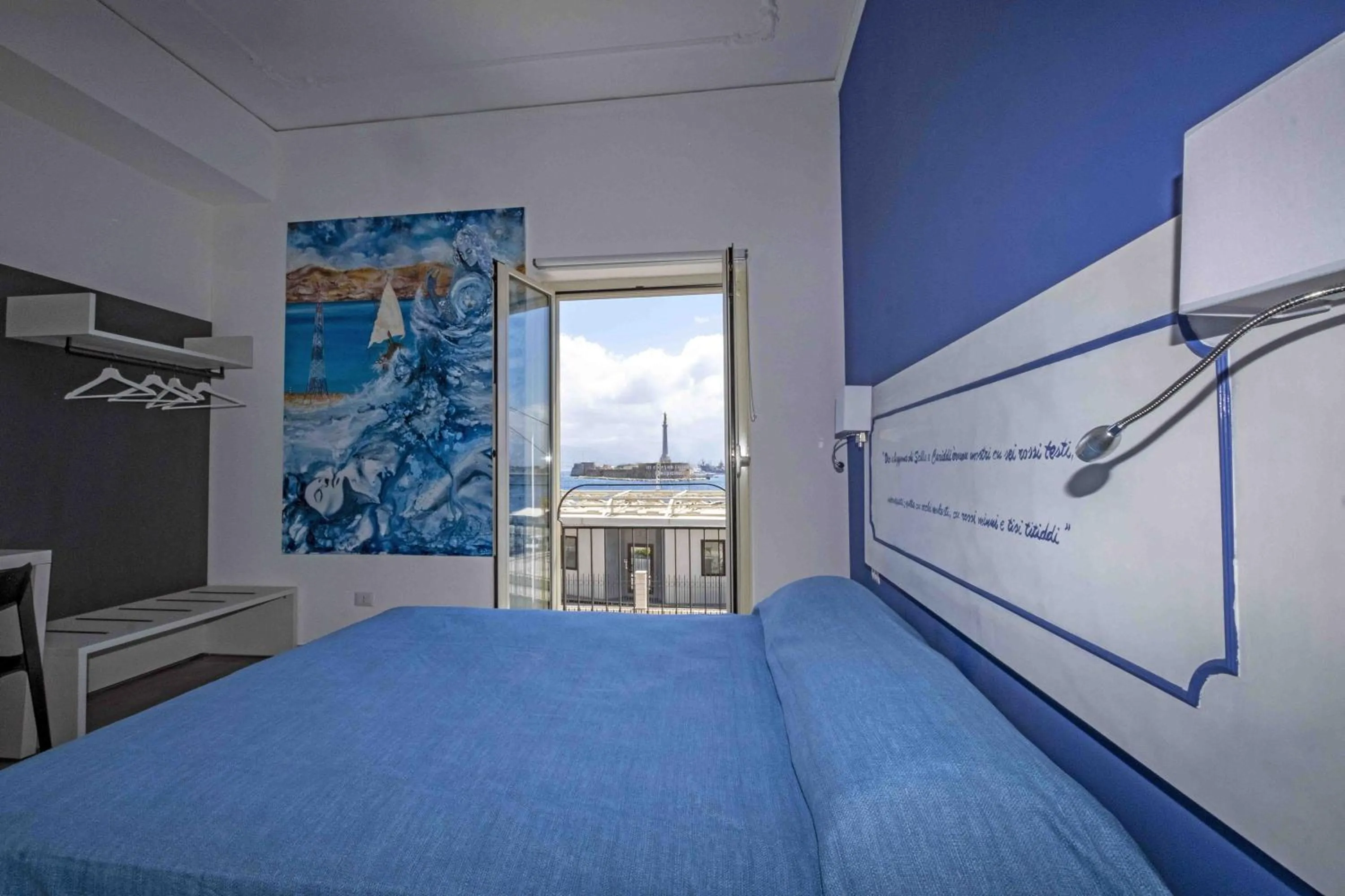 Bed in Miti Dello Stretto B&B