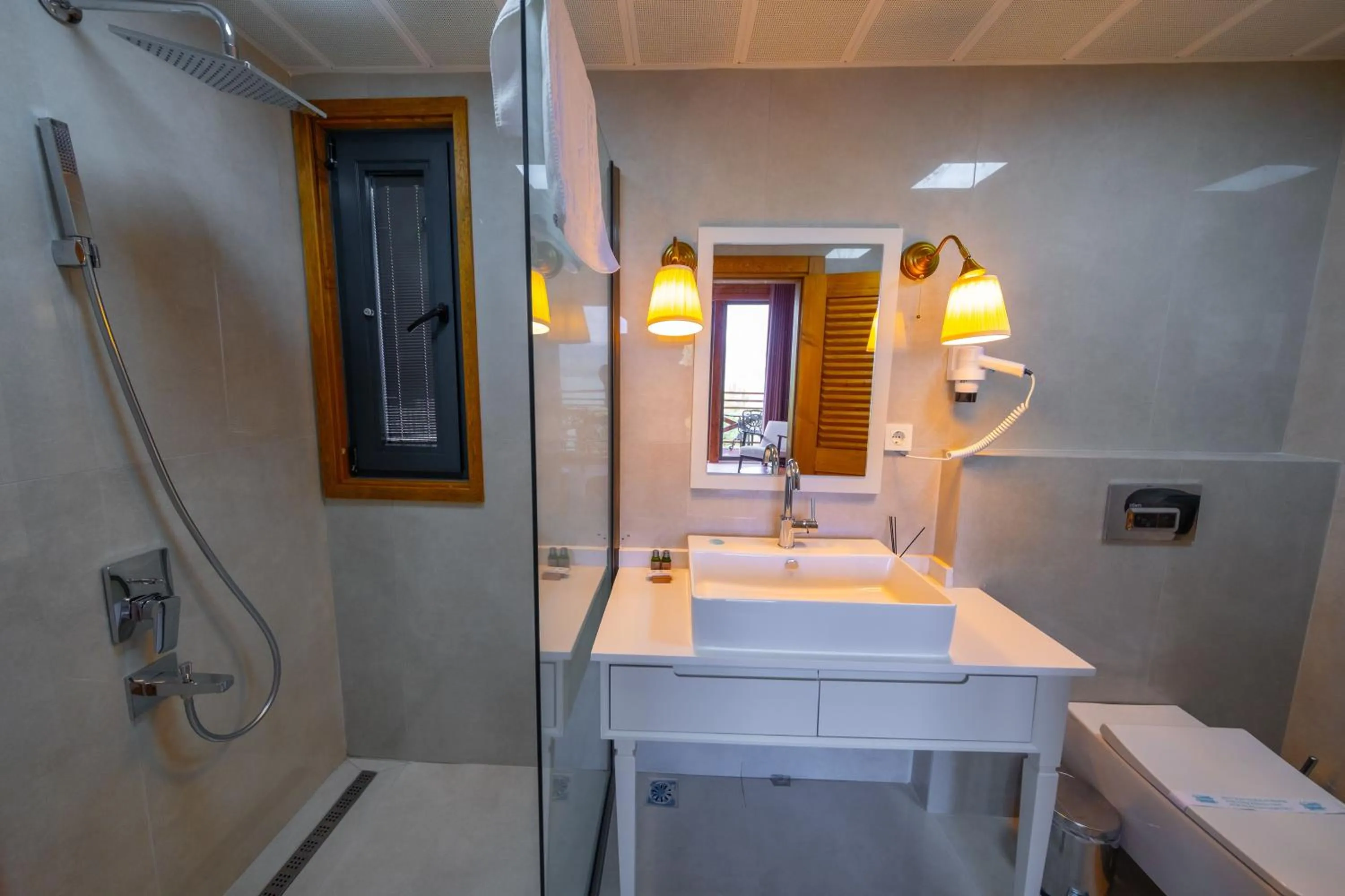 Shower in Botanik Göl Evleri