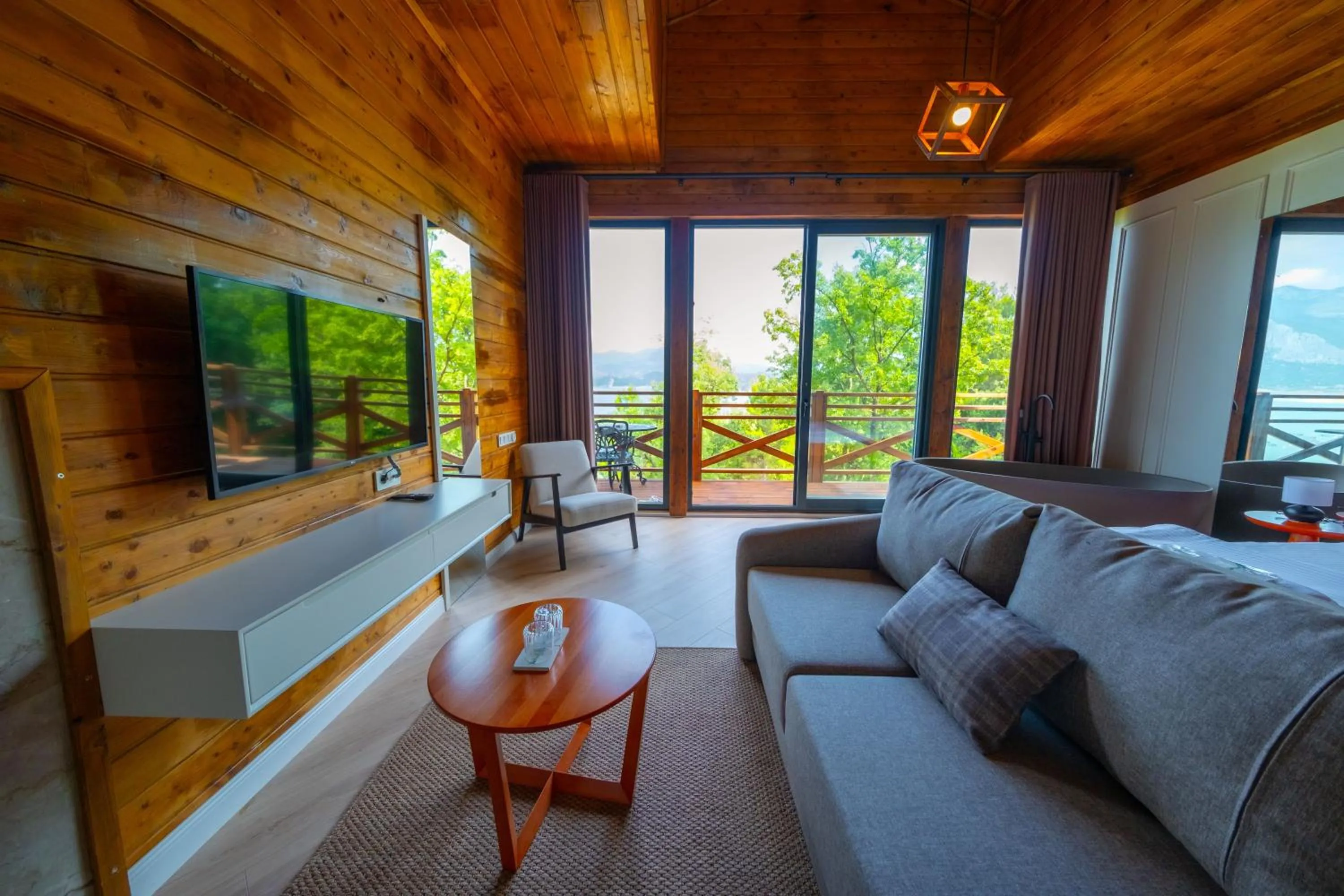 Communal lounge/ TV room in Botanik Göl Evleri