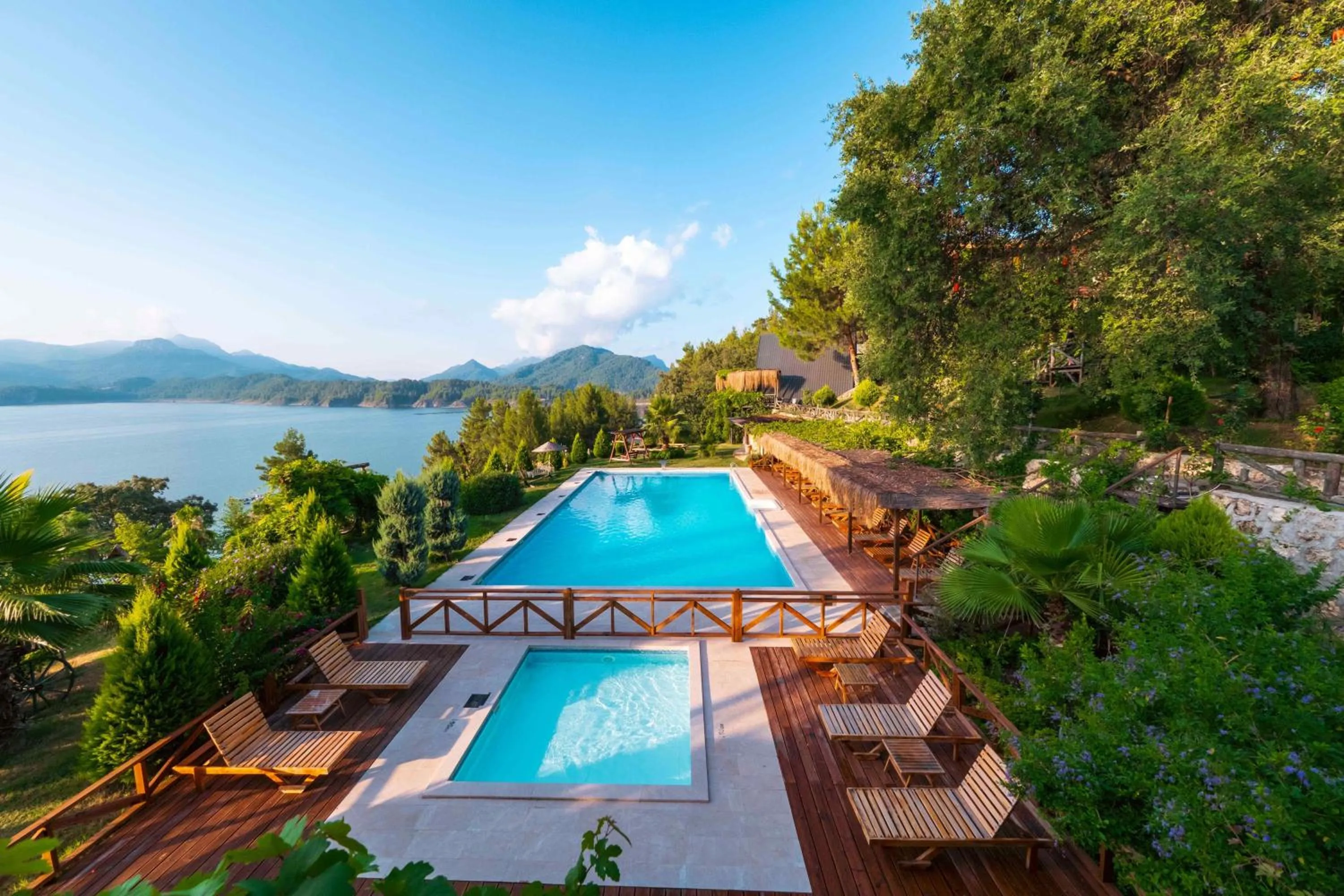 Garden in Botanik Göl Evleri