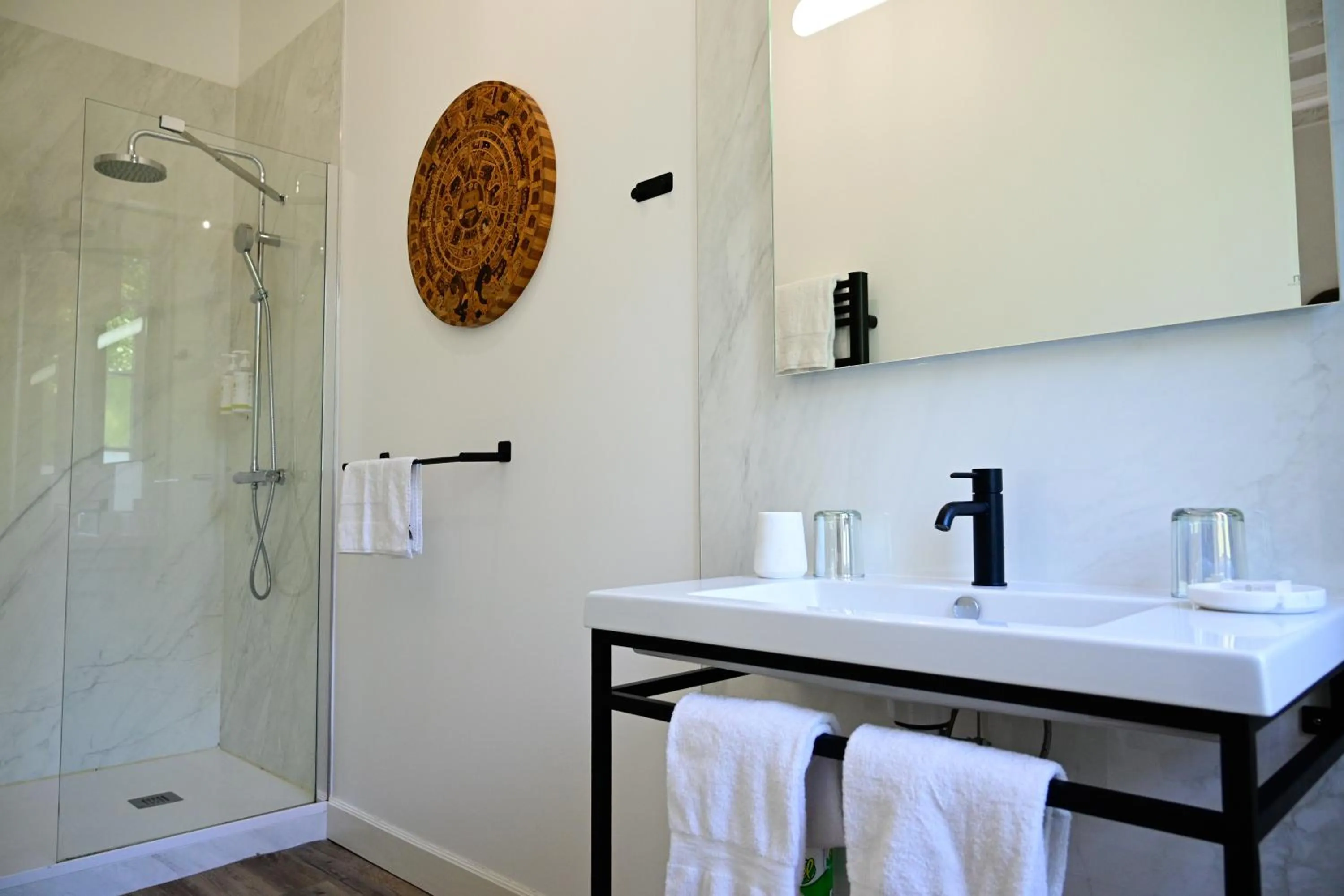 Bathroom in Pavillon des Millésimes, Piscine & SPA