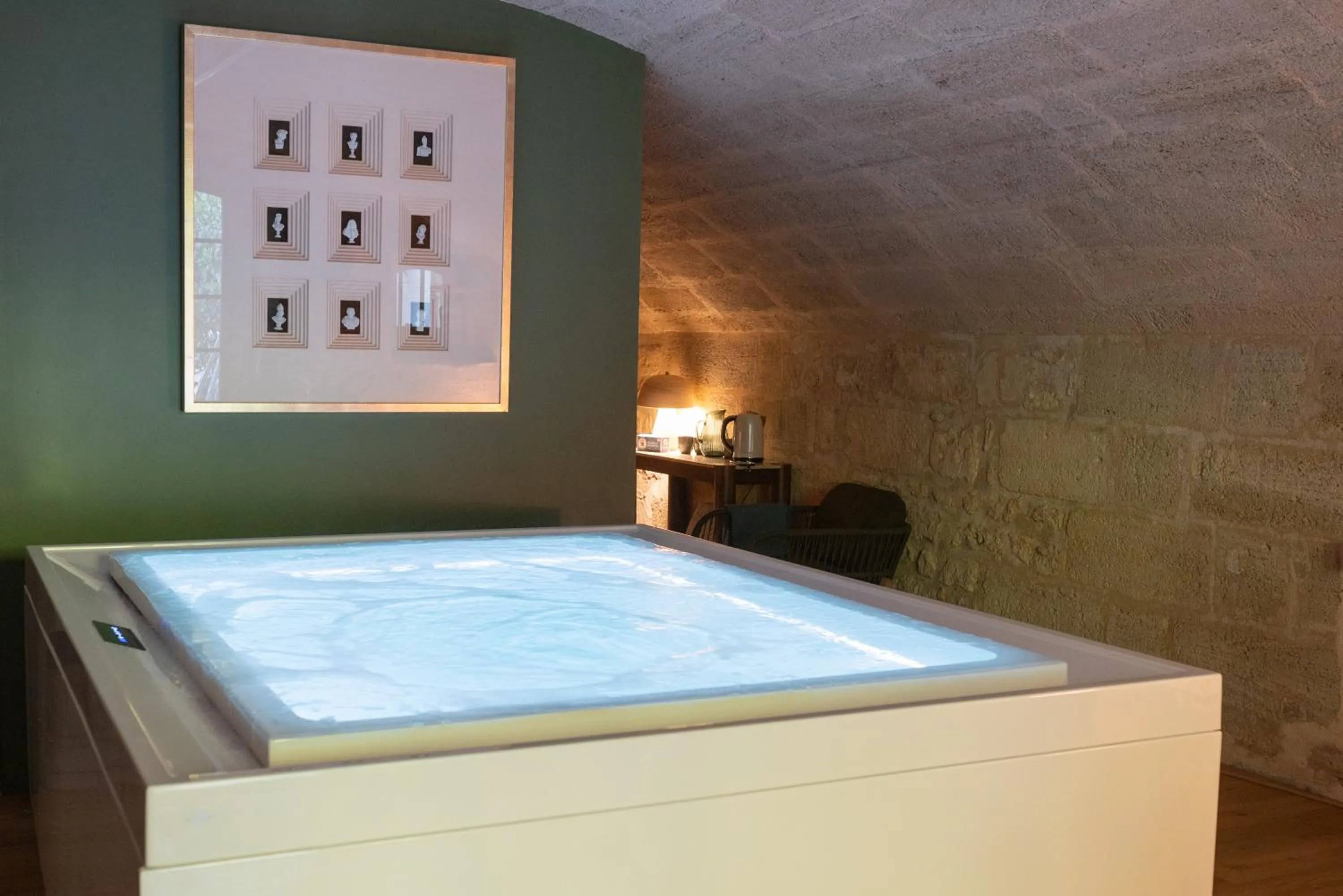 Hot Tub in Pavillon des Millésimes, Piscine & SPA