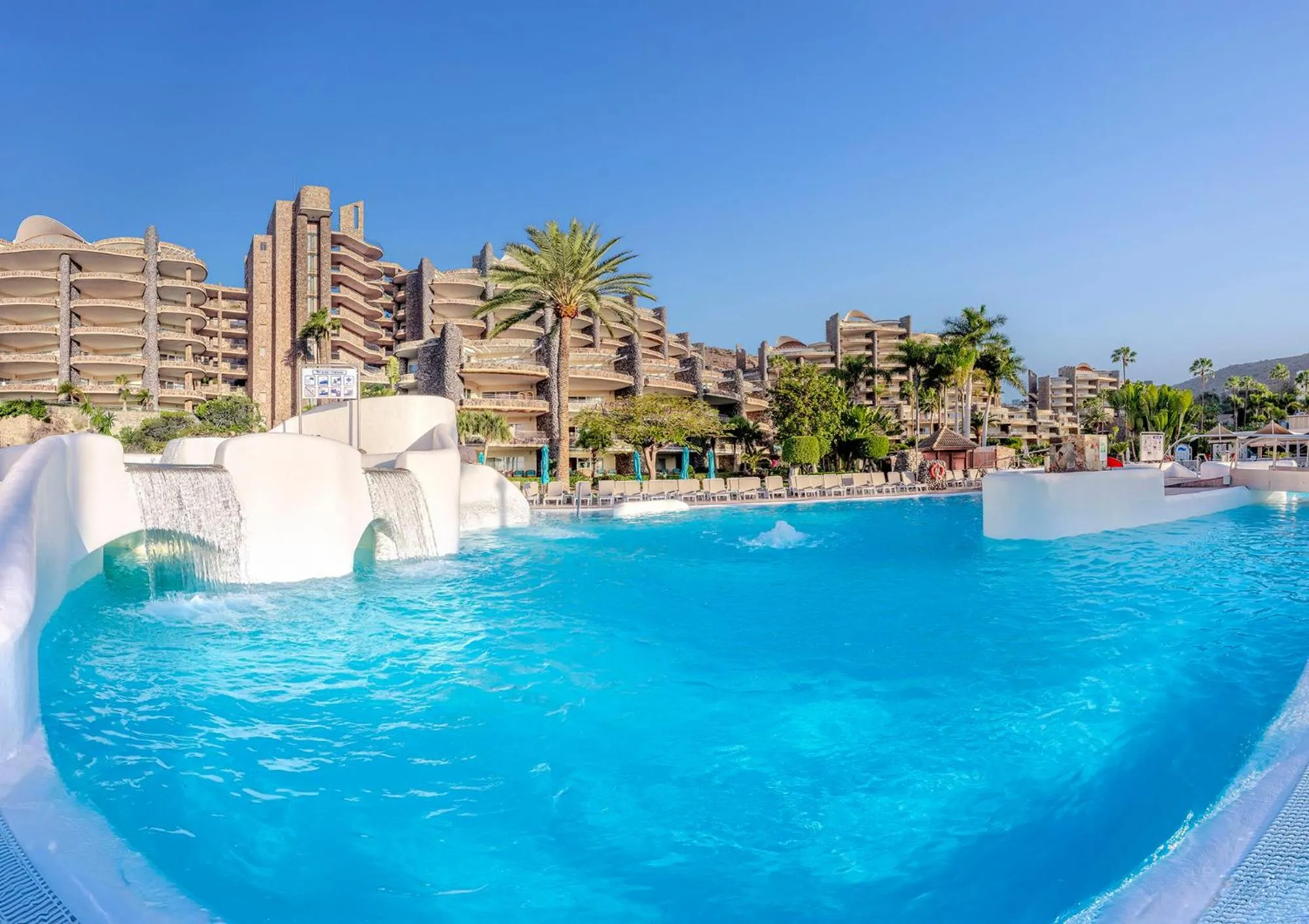 Swimming pool in Anfi del Mar 1