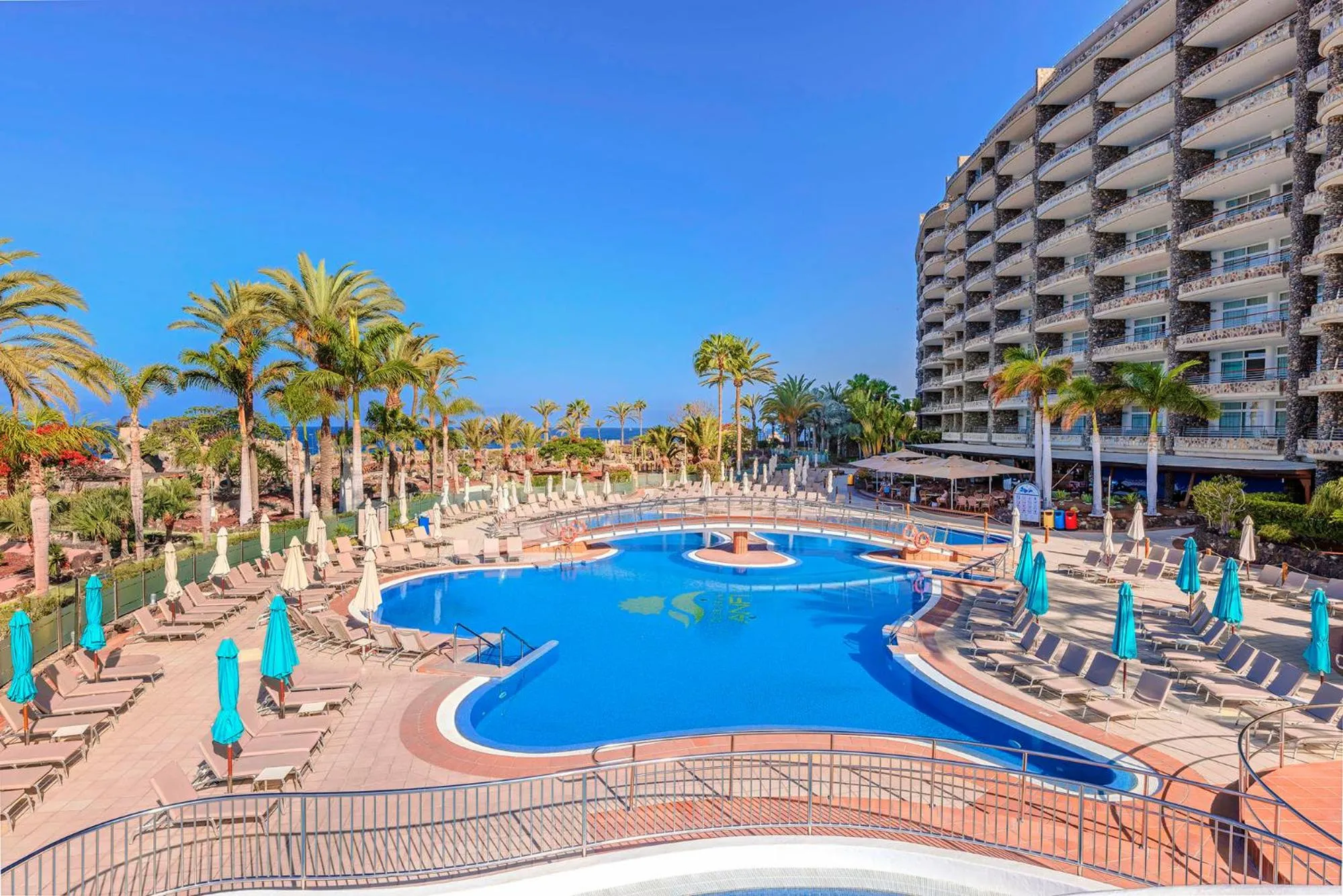 Swimming pool in Anfi del Mar 1