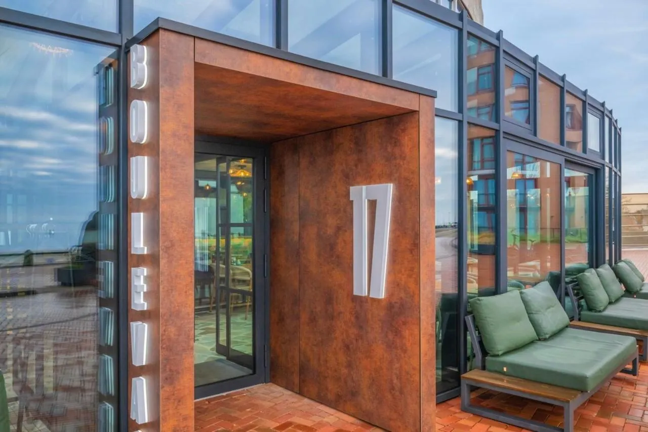 Restaurant/places to eat in Suites Boulevard 17