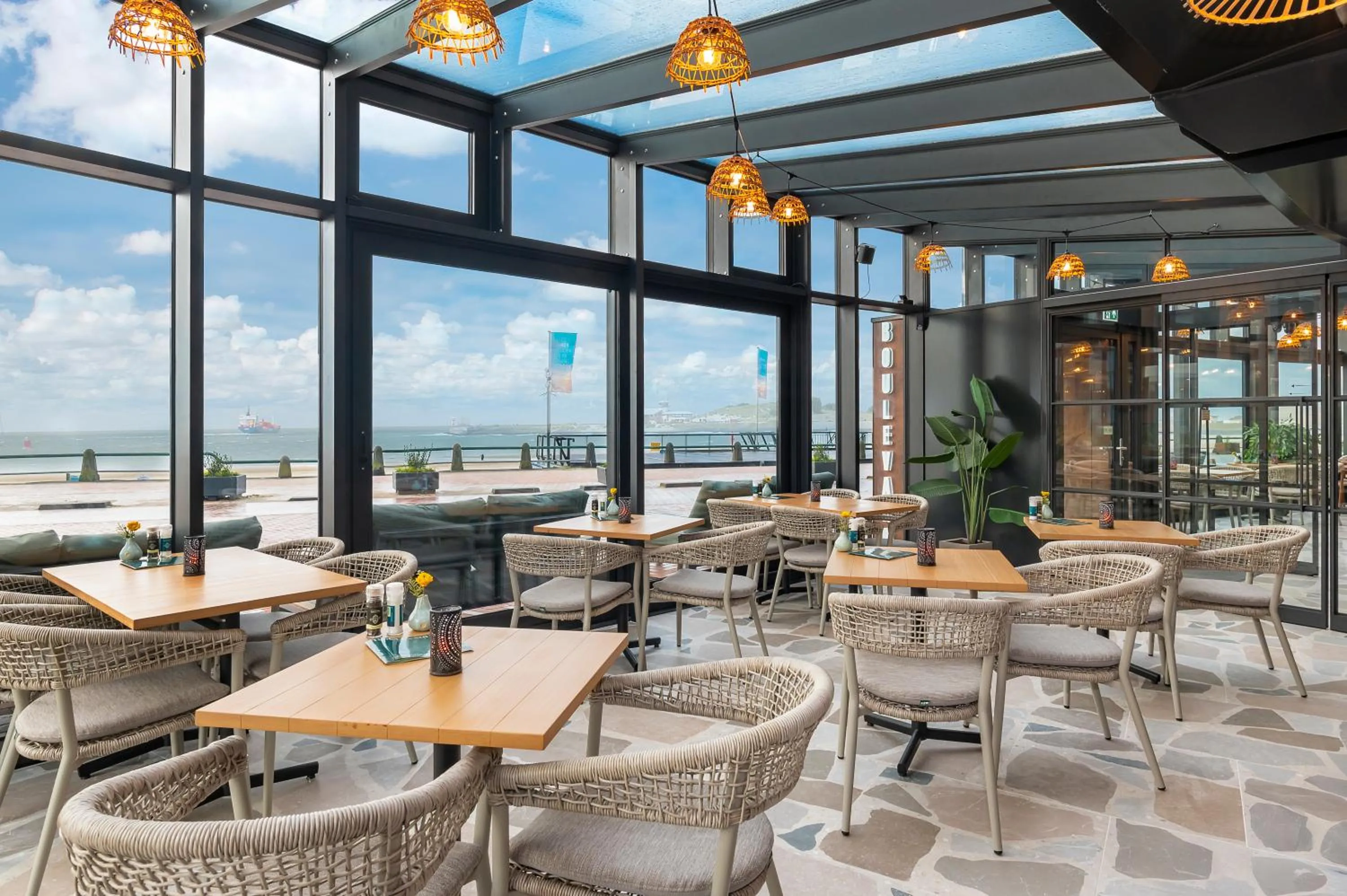 Restaurant/places to eat in Suites Boulevard 17