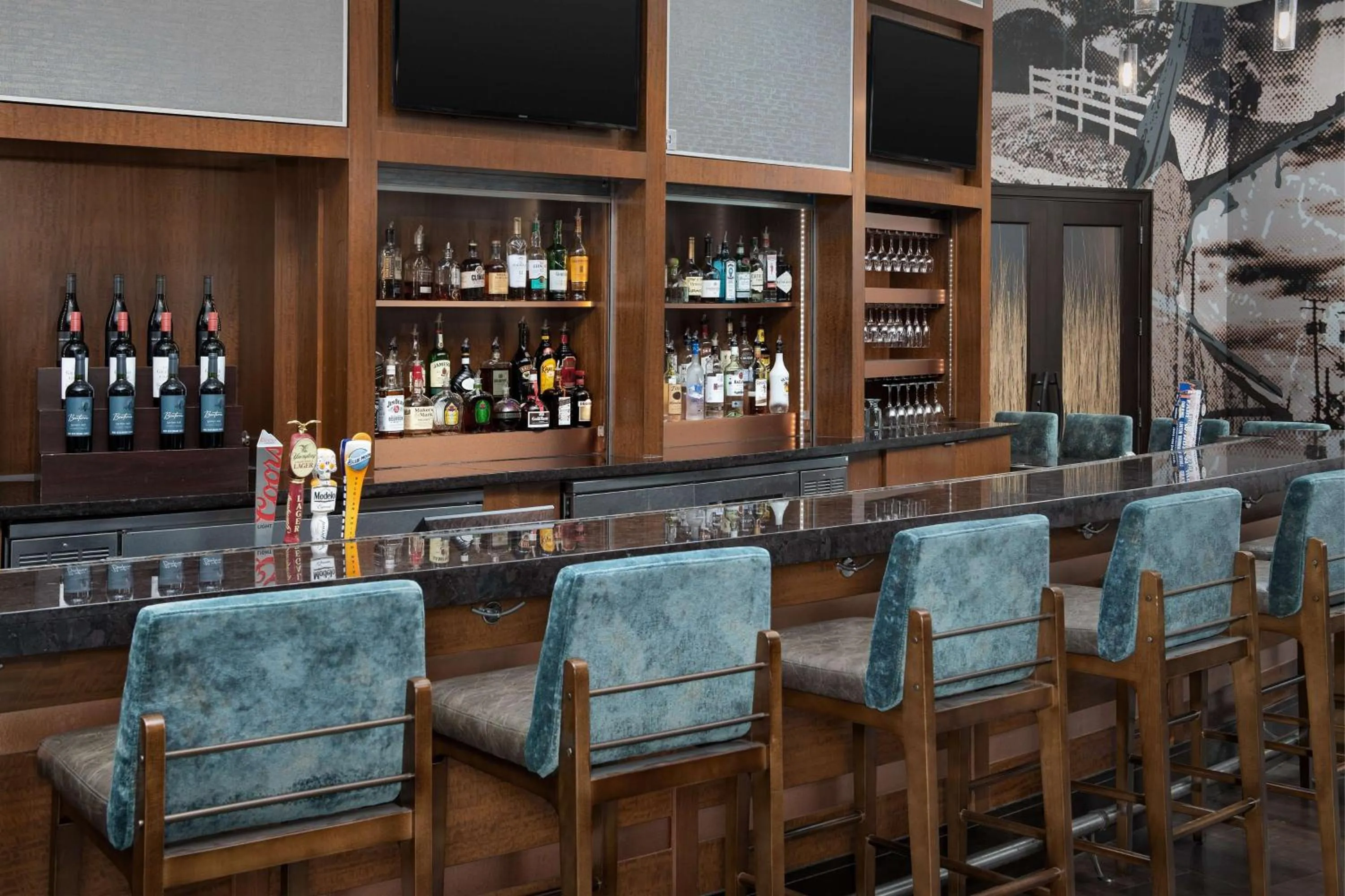 Lounge or bar in Embassy Suites Springfield