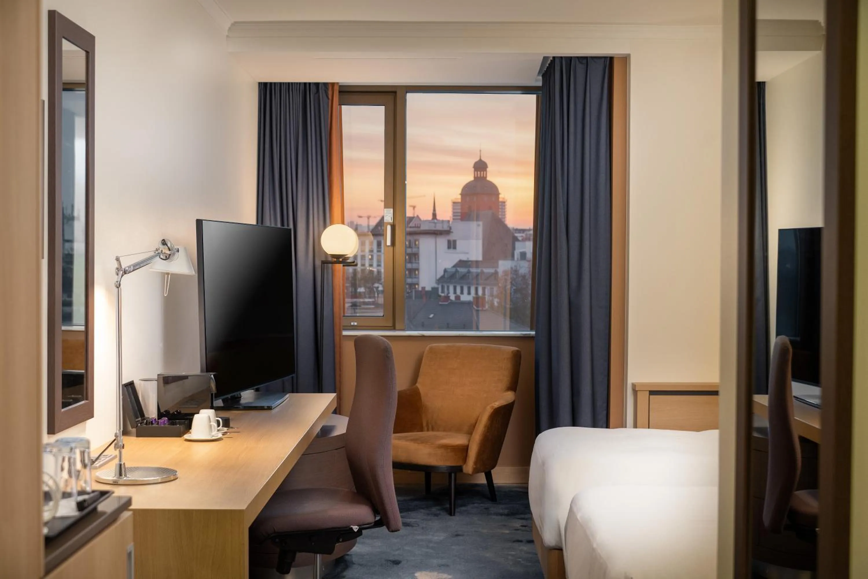 Photo of the whole room, Bed in Hilton Mainz