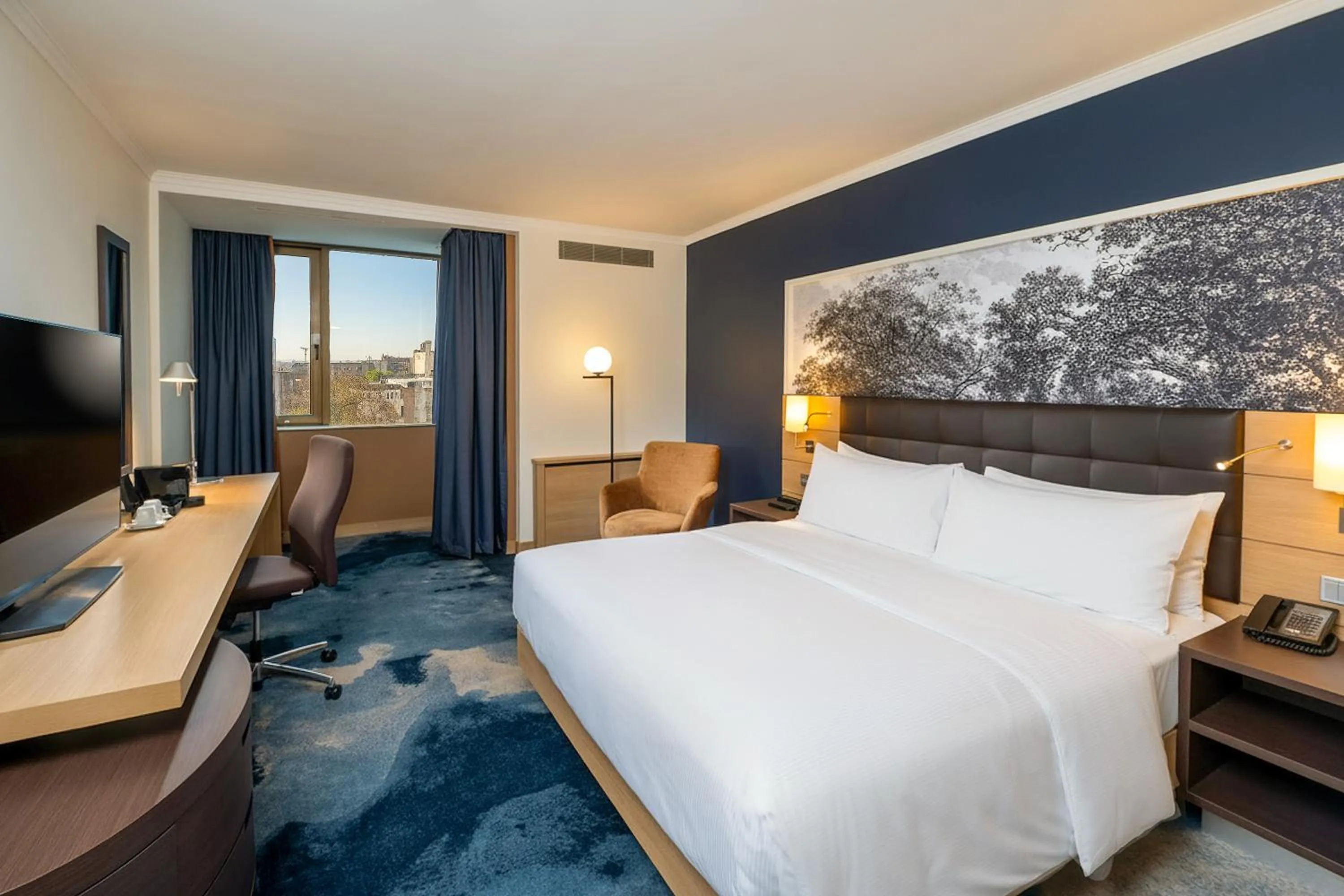 Photo of the whole room, Bed in Hilton Mainz