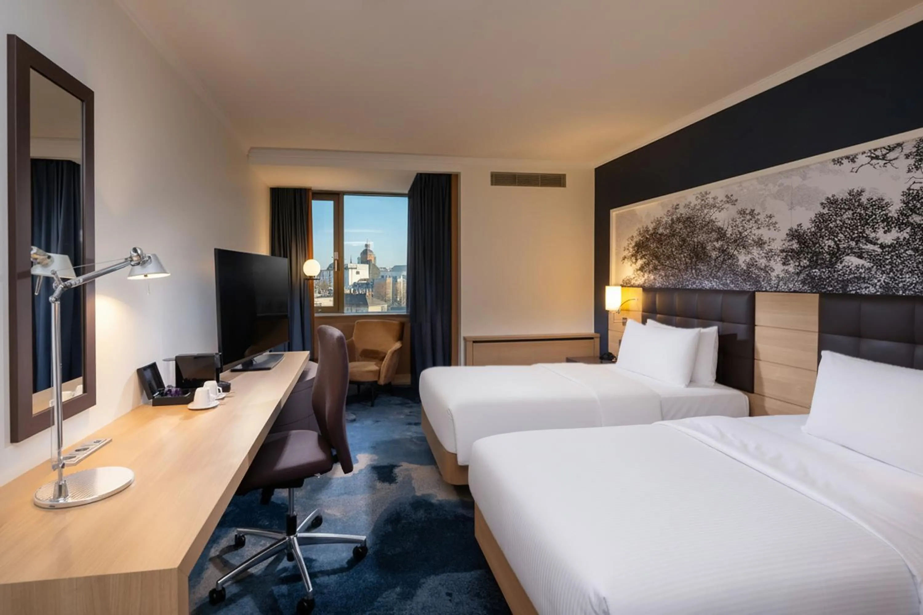 Photo of the whole room, Bed in Hilton Mainz