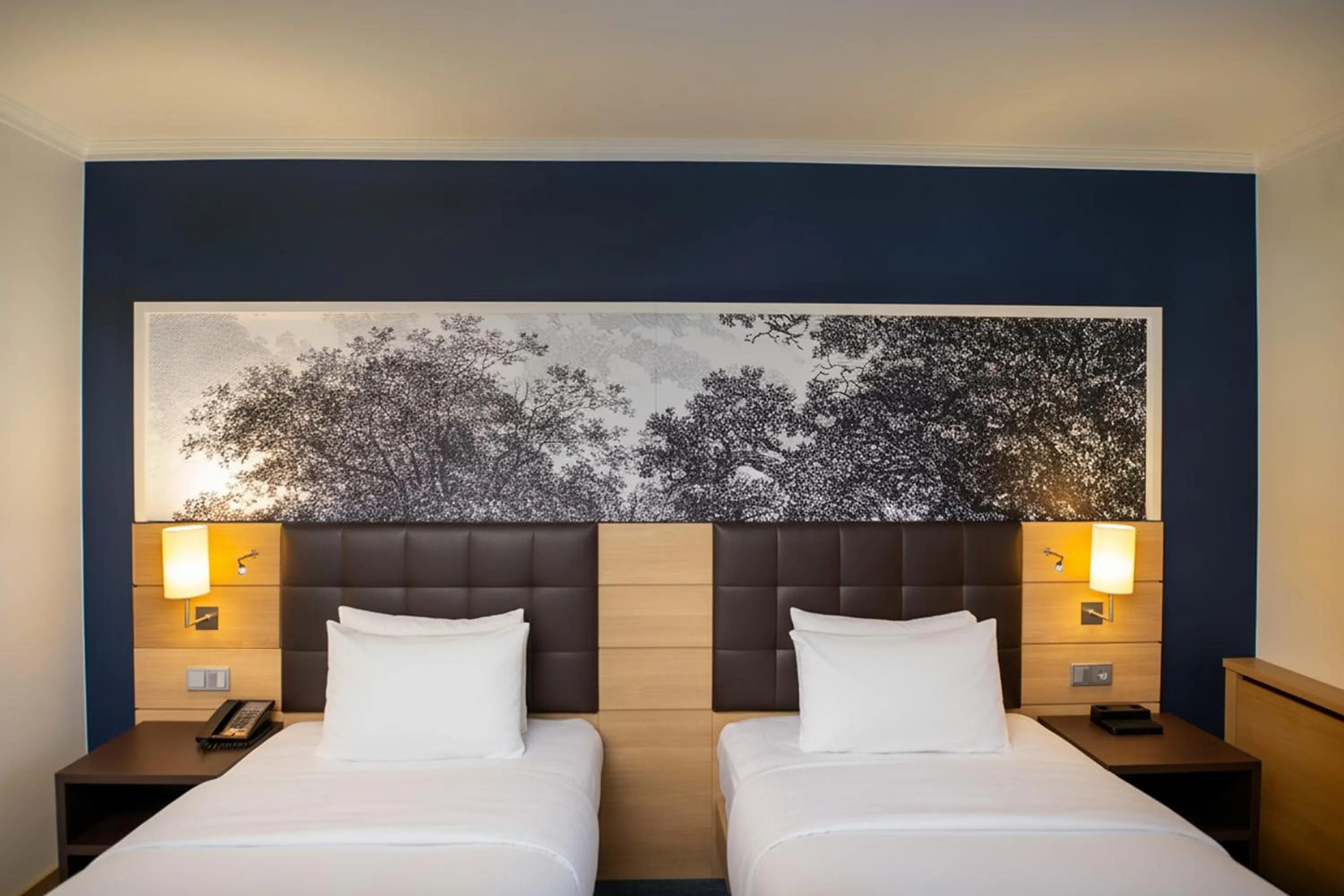 Photo of the whole room, Bed in Hilton Mainz